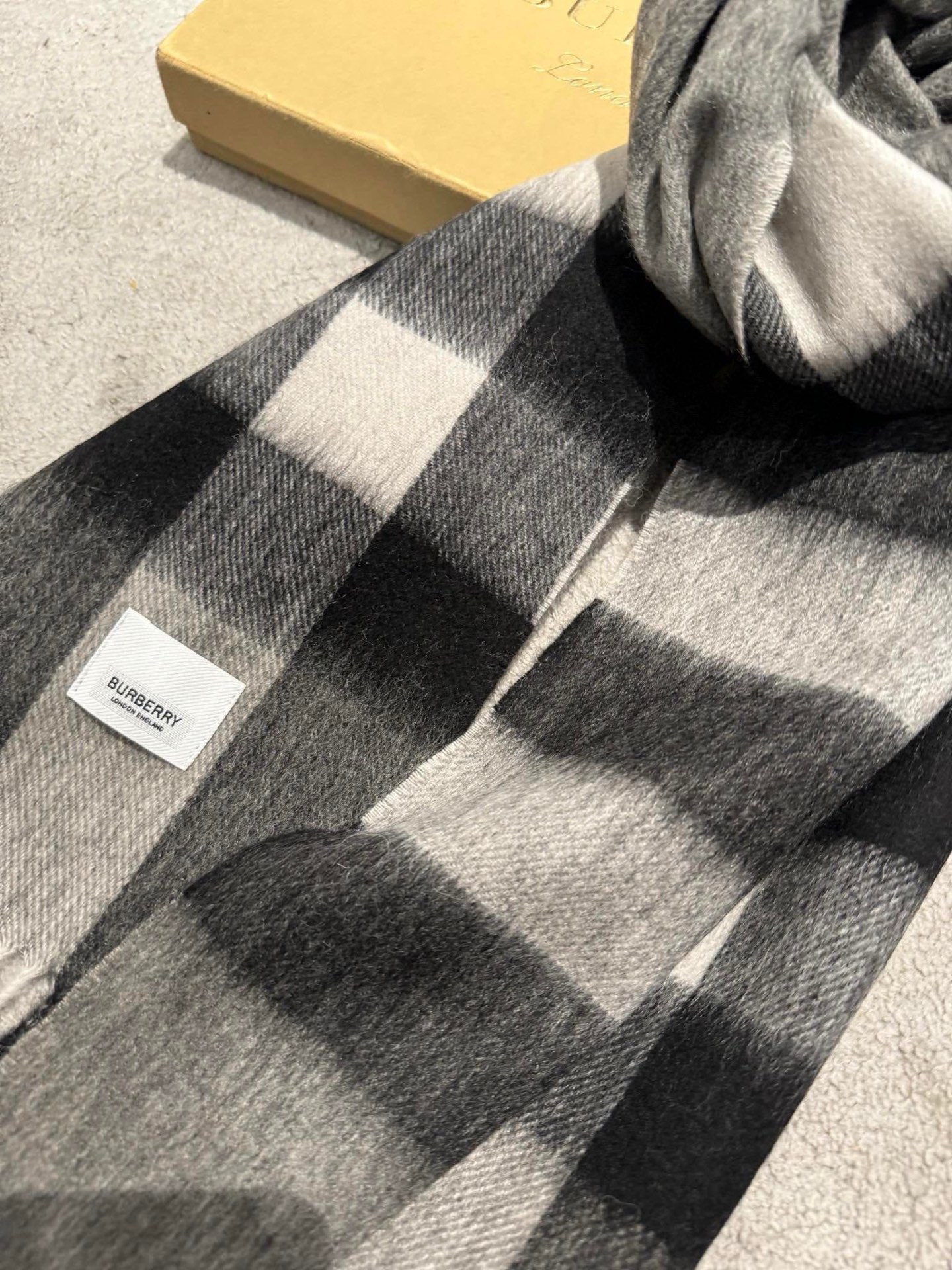 Burberry 卖了一百年的款式‼ 就不赘述它有多么的被全世界的人喜欢 几乎所有卖围巾的都有在做这个款式 当然品质就参差不齐 我们家这个产品从开厂到现在做了近16年 工艺一再的更新 基本上走到现在品质已经追求到 完美了 中格型是加宽设计 满足一些喜欢大一点围巾的群体喜好 双纱高密织法 抗起球处理 防脱毛工艺 全部是行业最顶尖的技术 激光切割机的剪裁 没有一点须边 标 洗水唛 全进口机器制造 绝非国内能做到 你不信可以拿去跟任何货对比 都知道款式好仿 细节难跟 在国人条件越来越好的今天 好的口碑才是生存的王道 十分之一的价格送出十倍的礼品 是十个事半功倍 被所有人认可 没卖过的不妨一试 ‼ 规格35*180