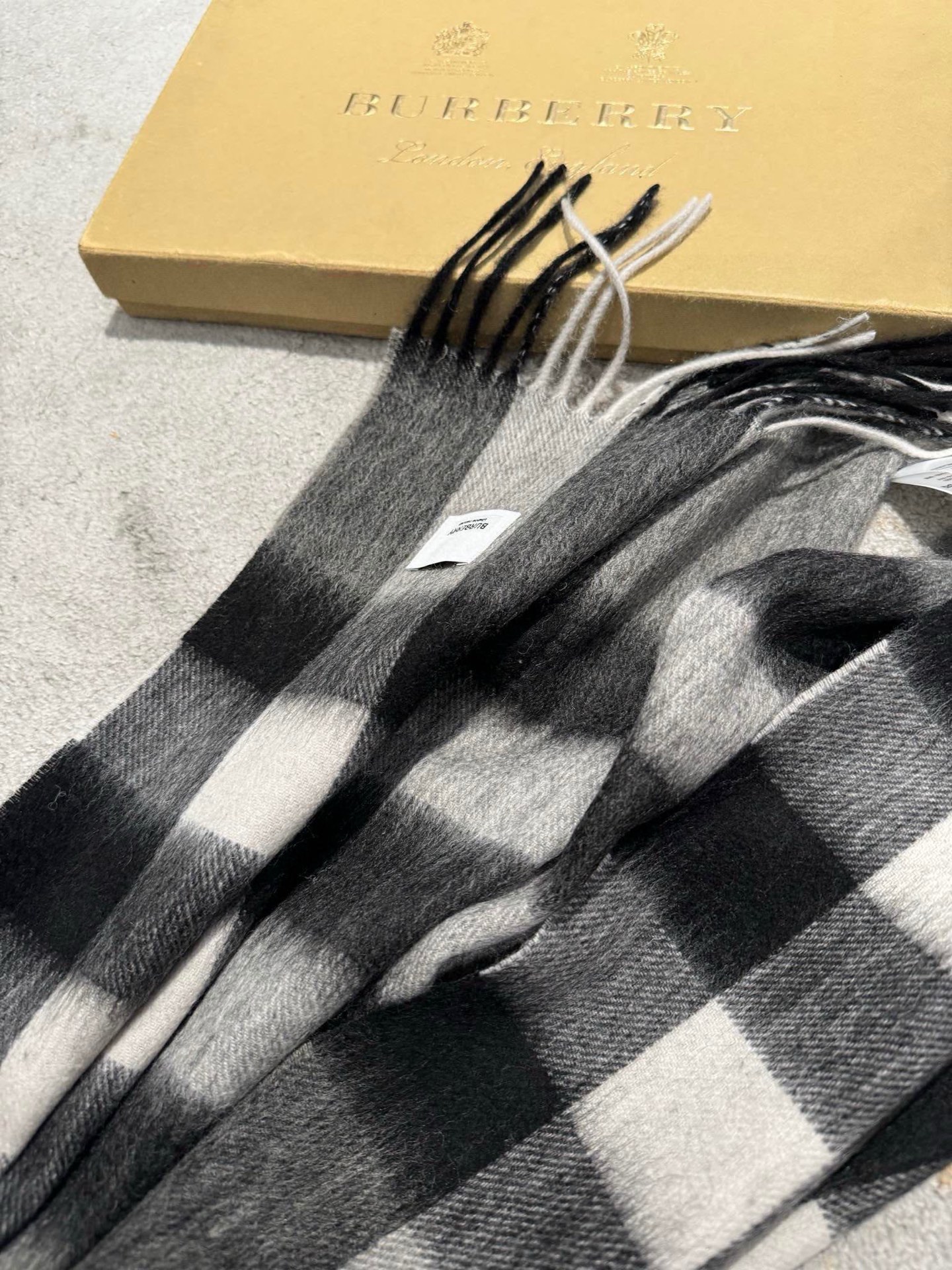 Burberry 卖了一百年的款式‼ 就不赘述它有多么的被全世界的人喜欢 几乎所有卖围巾的都有在做这个款式 当然品质就参差不齐 我们家这个产品从开厂到现在做了近16年 工艺一再的更新 基本上走到现在品质已经追求到 完美了 中格型是加宽设计 满足一些喜欢大一点围巾的群体喜好 双纱高密织法 抗起球处理 防脱毛工艺 全部是行业最顶尖的技术 激光切割机的剪裁 没有一点须边 标 洗水唛 全进口机器制造 绝非国内能做到 你不信可以拿去跟任何货对比 都知道款式好仿 细节难跟 在国人条件越来越好的今天 好的口碑才是生存的王道 十分之一的价格送出十倍的礼品 是十个事半功倍 被所有人认可 没卖过的不妨一试 ‼ 规格35*180
