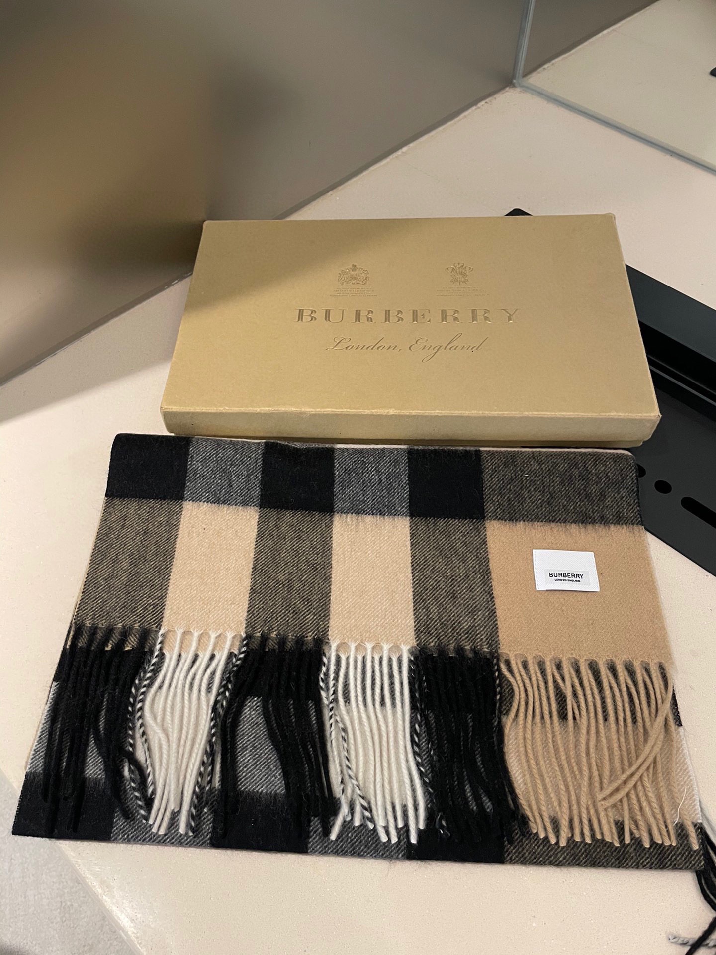 Burberry 卖了一百年的款式‼ 就不赘述它有多么的被全世界的人喜欢 几乎所有卖围巾的都有在做这个款式 当然品质就参差不齐 我们家这个产品从开厂到现在做了近16年 工艺一再的更新 基本上走到现在品质已经追求到 完美了 中格型是加宽设计 满足一些喜欢大一点围巾的群体喜好 双纱高密织法 抗起球处理 防脱毛工艺 全部是行业最顶尖的技术 激光切割机的剪裁 没有一点须边 标 洗水唛 全进口机器制造 绝非国内能做到 你不信可以拿去跟任何货对比 都知道款式好仿 细节难跟 在国人条件越来越好的今天 好的口碑才是生存的王道 十分之一的价格送出十倍的礼品 是十个事半功倍 被所有人认可 没卖过的不妨一试 ‼ 规格35*180