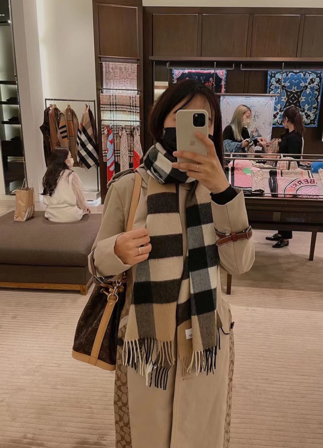 Burberry 卖了一百年的款式‼ 就不赘述它有多么的被全世界的人喜欢 几乎所有卖围巾的都有在做这个款式 当然品质就参差不齐 我们家这个产品从开厂到现在做了近16年 工艺一再的更新 基本上走到现在品质已经追求到 完美了 中格型是加宽设计 满足一些喜欢大一点围巾的群体喜好 双纱高密织法 抗起球处理 防脱毛工艺 全部是行业最顶尖的技术 激光切割机的剪裁 没有一点须边 标 洗水唛 全进口机器制造 绝非国内能做到 你不信可以拿去跟任何货对比 都知道款式好仿 细节难跟 在国人条件越来越好的今天 好的口碑才是生存的王道 十分之一的价格送出十倍的礼品 是十个事半功倍 被所有人认可 没卖过的不妨一试 ‼ 规格35*180