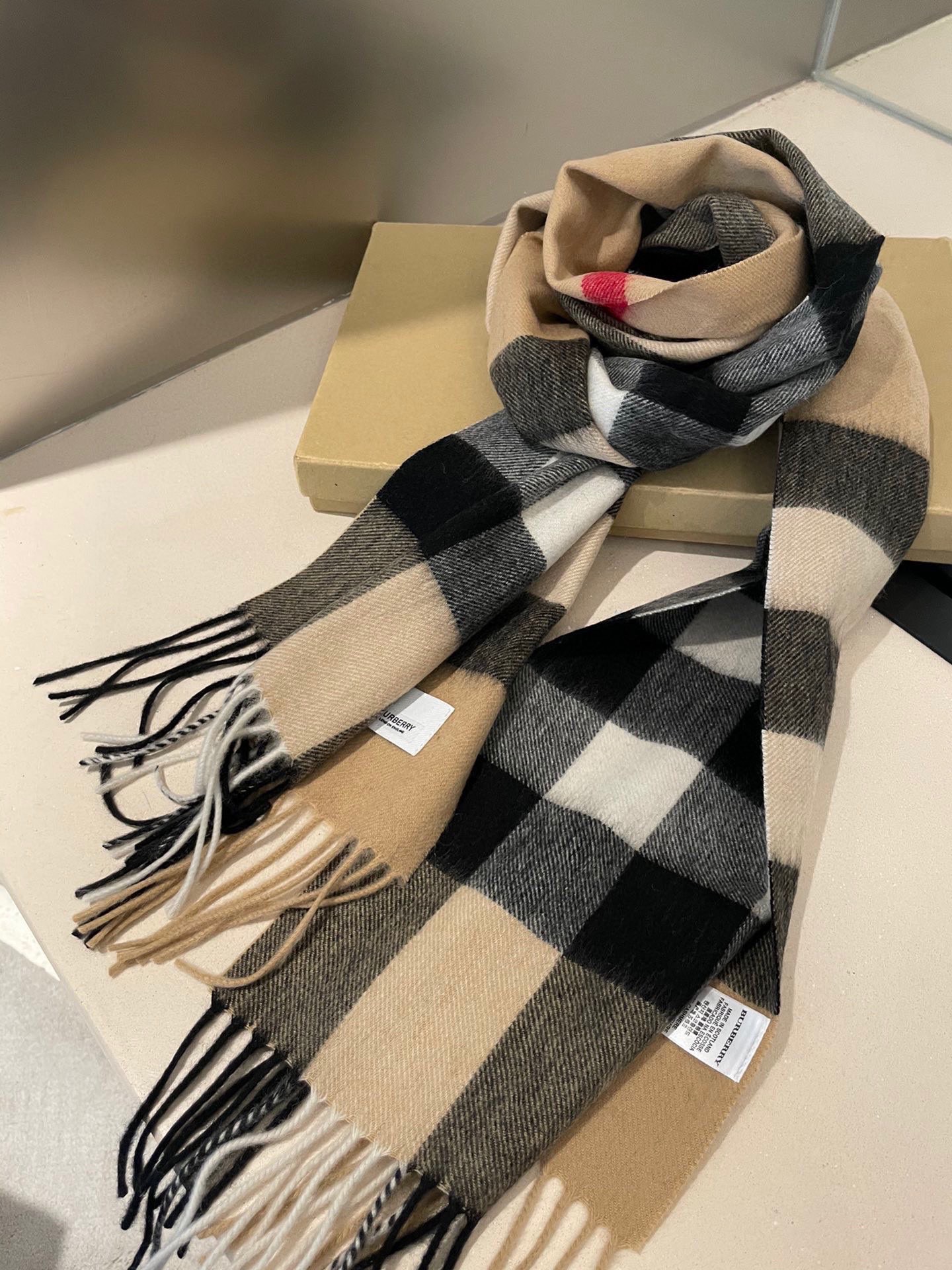 Burberry 卖了一百年的款式‼ 就不赘述它有多么的被全世界的人喜欢 几乎所有卖围巾的都有在做这个款式 当然品质就参差不齐 我们家这个产品从开厂到现在做了近16年 工艺一再的更新 基本上走到现在品质已经追求到 完美了 中格型是加宽设计 满足一些喜欢大一点围巾的群体喜好 双纱高密织法 抗起球处理 防脱毛工艺 全部是行业最顶尖的技术 激光切割机的剪裁 没有一点须边 标 洗水唛 全进口机器制造 绝非国内能做到 你不信可以拿去跟任何货对比 都知道款式好仿 细节难跟 在国人条件越来越好的今天 好的口碑才是生存的王道 十分之一的价格送出十倍的礼品 是十个事半功倍 被所有人认可 没卖过的不妨一试 ‼ 规格35*180