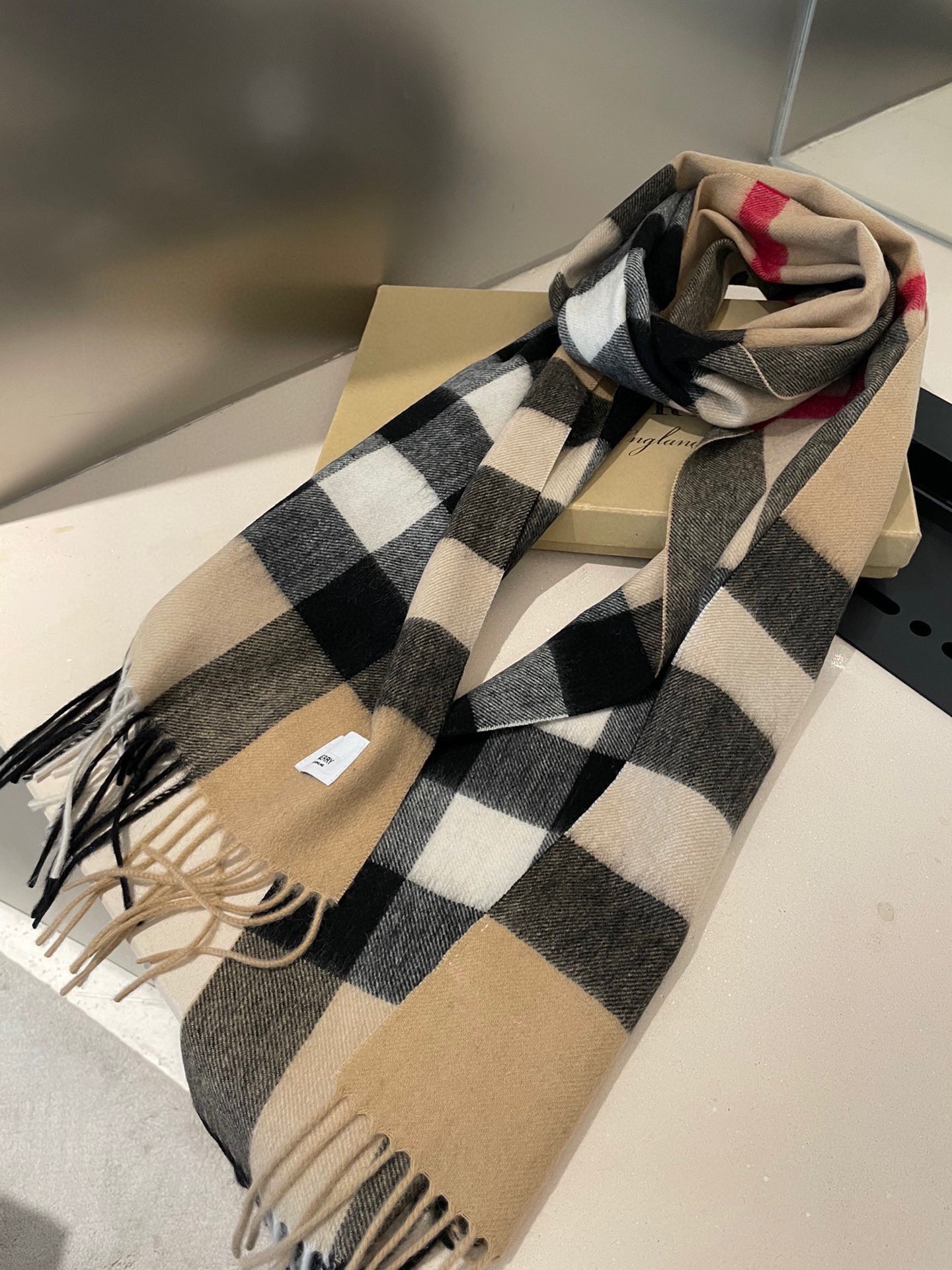 Burberry 卖了一百年的款式‼ 就不赘述它有多么的被全世界的人喜欢 几乎所有卖围巾的都有在做这个款式 当然品质就参差不齐 我们家这个产品从开厂到现在做了近16年 工艺一再的更新 基本上走到现在品质已经追求到 完美了 中格型是加宽设计 满足一些喜欢大一点围巾的群体喜好 双纱高密织法 抗起球处理 防脱毛工艺 全部是行业最顶尖的技术 激光切割机的剪裁 没有一点须边 标 洗水唛 全进口机器制造 绝非国内能做到 你不信可以拿去跟任何货对比 都知道款式好仿 细节难跟 在国人条件越来越好的今天 好的口碑才是生存的王道 十分之一的价格送出十倍的礼品 是十个事半功倍 被所有人认可 没卖过的不妨一试 ‼ 规格35*180