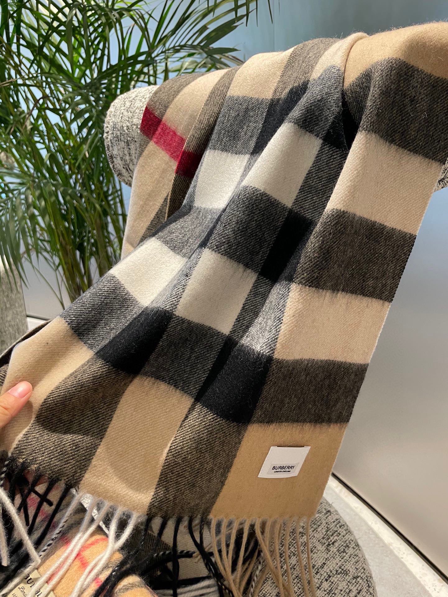 Burberry 卖了一百年的款式‼ 就不赘述它有多么的被全世界的人喜欢 几乎所有卖围巾的都有在做这个款式 当然品质就参差不齐 我们家这个产品从开厂到现在做了近16年 工艺一再的更新 基本上走到现在品质已经追求到 完美了 中格型是加宽设计 满足一些喜欢大一点围巾的群体喜好 双纱高密织法 抗起球处理 防脱毛工艺 全部是行业最顶尖的技术 激光切割机的剪裁 没有一点须边 标 洗水唛 全进口机器制造 绝非国内能做到 你不信可以拿去跟任何货对比 都知道款式好仿 细节难跟 在国人条件越来越好的今天 好的口碑才是生存的王道 十分之一的价格送出十倍的礼品 是十个事半功倍 被所有人认可 没卖过的不妨一试 ‼ 规格35*180