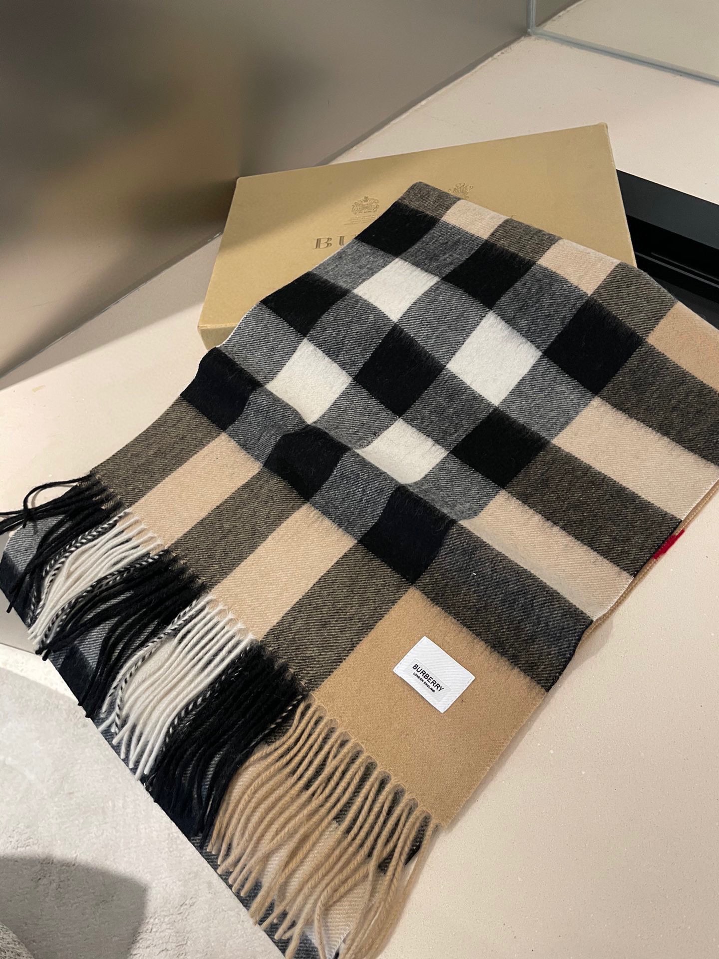 Burberry 卖了一百年的款式‼ 就不赘述它有多么的被全世界的人喜欢 几乎所有卖围巾的都有在做这个款式 当然品质就参差不齐 我们家这个产品从开厂到现在做了近16年 工艺一再的更新 基本上走到现在品质已经追求到 完美了 中格型是加宽设计 满足一些喜欢大一点围巾的群体喜好 双纱高密织法 抗起球处理 防脱毛工艺 全部是行业最顶尖的技术 激光切割机的剪裁 没有一点须边 标 洗水唛 全进口机器制造 绝非国内能做到 你不信可以拿去跟任何货对比 都知道款式好仿 细节难跟 在国人条件越来越好的今天 好的口碑才是生存的王道 十分之一的价格送出十倍的礼品 是十个事半功倍 被所有人认可 没卖过的不妨一试 ‼ 规格35*180