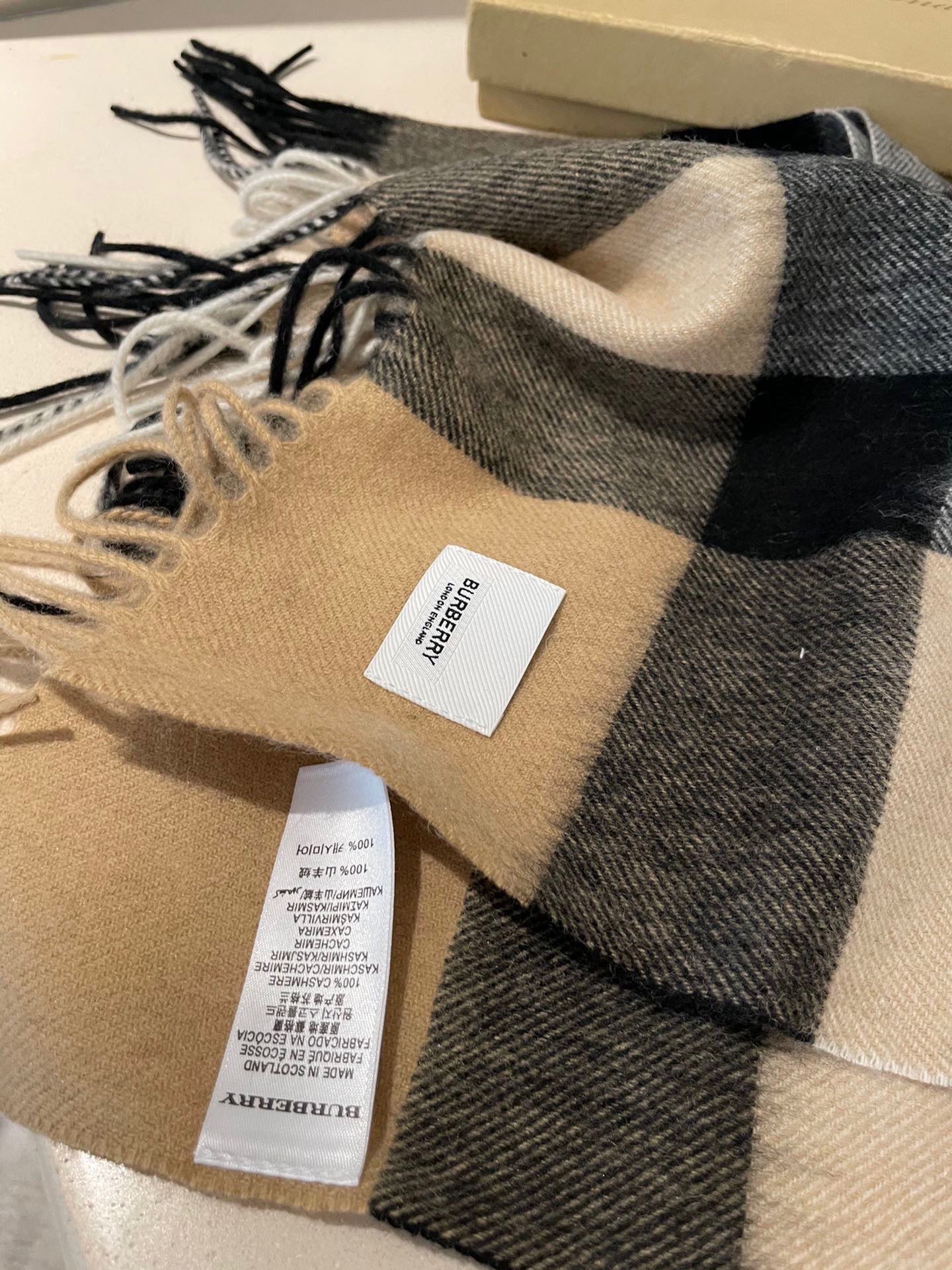 Burberry 卖了一百年的款式‼ 就不赘述它有多么的被全世界的人喜欢 几乎所有卖围巾的都有在做这个款式 当然品质就参差不齐 我们家这个产品从开厂到现在做了近16年 工艺一再的更新 基本上走到现在品质已经追求到 完美了 中格型是加宽设计 满足一些喜欢大一点围巾的群体喜好 双纱高密织法 抗起球处理 防脱毛工艺 全部是行业最顶尖的技术 激光切割机的剪裁 没有一点须边 标 洗水唛 全进口机器制造 绝非国内能做到 你不信可以拿去跟任何货对比 都知道款式好仿 细节难跟 在国人条件越来越好的今天 好的口碑才是生存的王道 十分之一的价格送出十倍的礼品 是十个事半功倍 被所有人认可 没卖过的不妨一试 ‼ 规格35*180