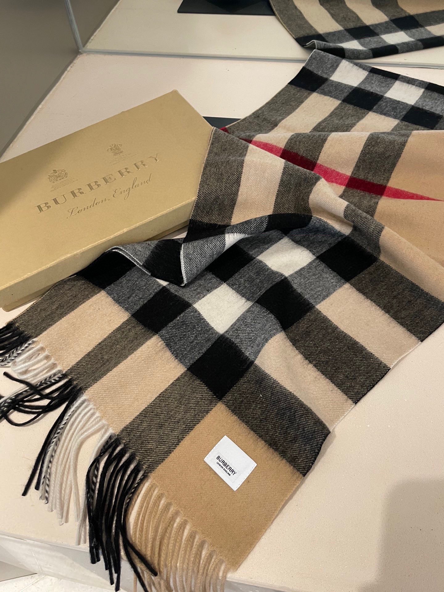 Burberry 卖了一百年的款式‼ 就不赘述它有多么的被全世界的人喜欢 几乎所有卖围巾的都有在做这个款式 当然品质就参差不齐 我们家这个产品从开厂到现在做了近16年 工艺一再的更新 基本上走到现在品质已经追求到 完美了 中格型是加宽设计 满足一些喜欢大一点围巾的群体喜好 双纱高密织法 抗起球处理 防脱毛工艺 全部是行业最顶尖的技术 激光切割机的剪裁 没有一点须边 标 洗水唛 全进口机器制造 绝非国内能做到 你不信可以拿去跟任何货对比 都知道款式好仿 细节难跟 在国人条件越来越好的今天 好的口碑才是生存的王道 十分之一的价格送出十倍的礼品 是十个事半功倍 被所有人认可 没卖过的不妨一试 ‼ 规格35*180