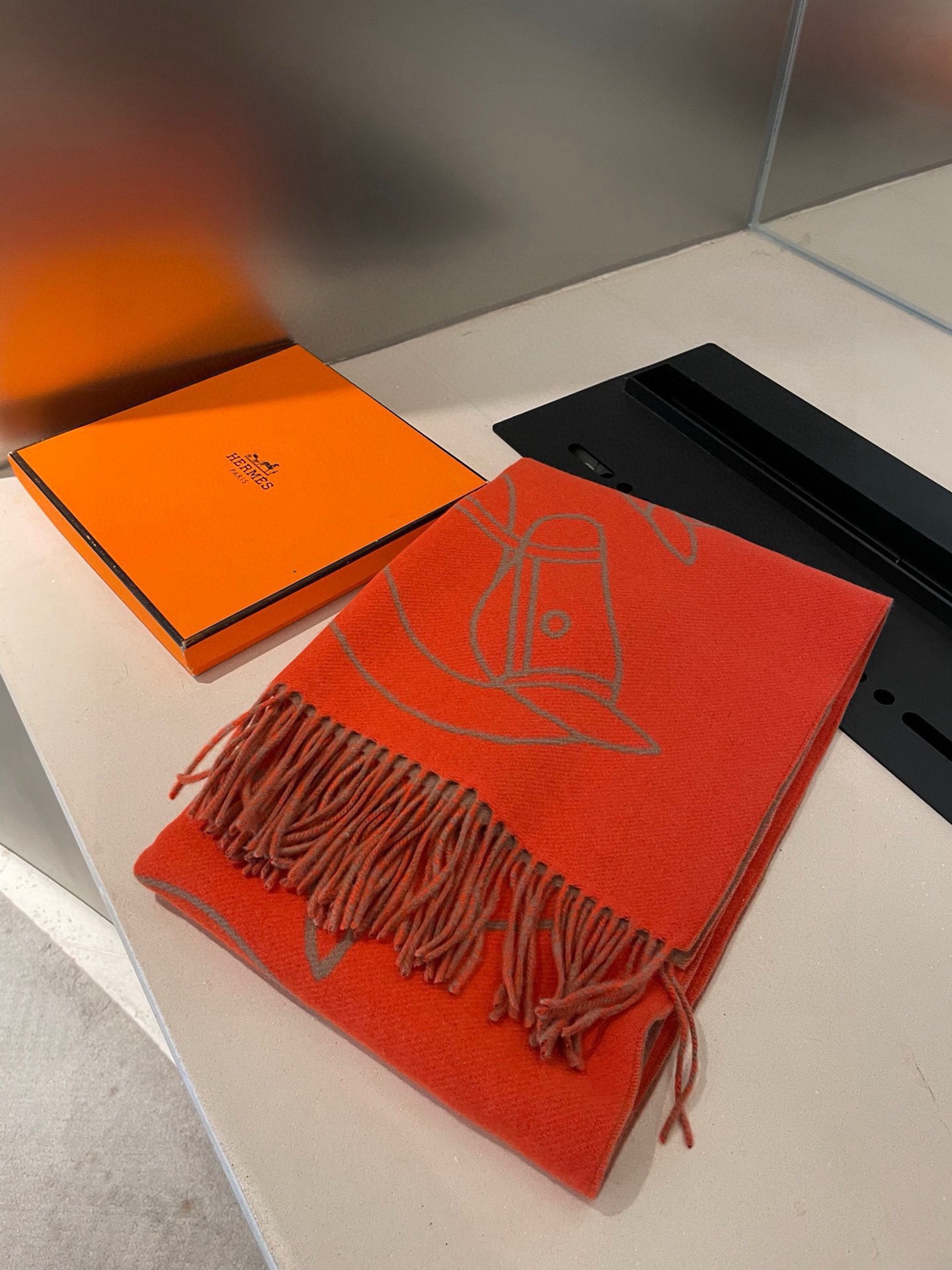 P爱马仕新款 这款围巾采用细腻的撞色提花编织，呈现杰夫·麦克菲里奇（Geoff McFetridge）设