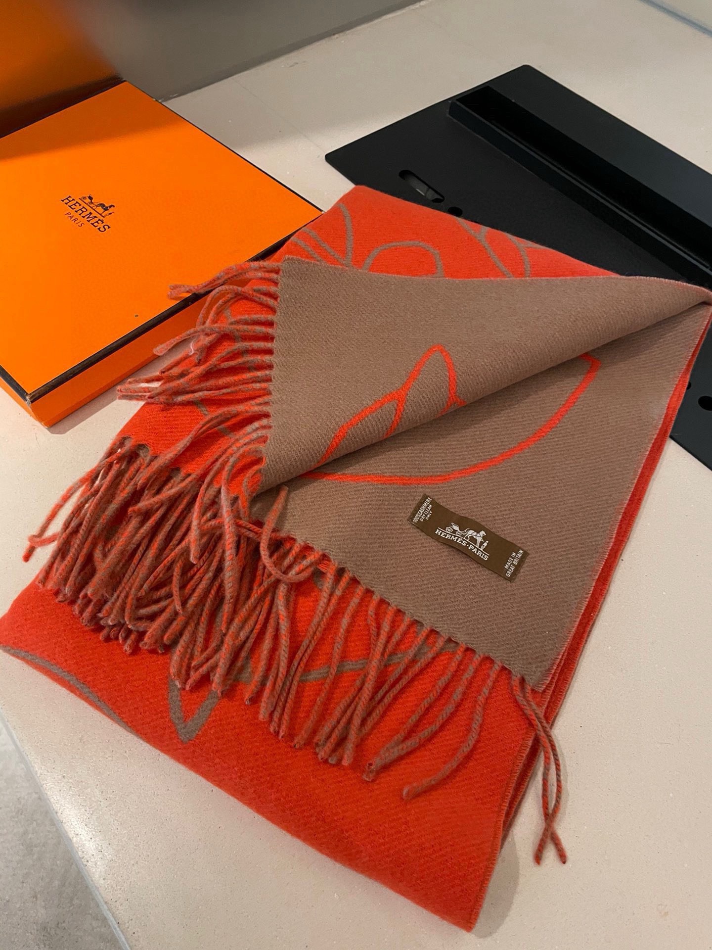 P爱马仕新款 这款围巾采用细腻的撞色提花编织，呈现杰夫·麦克菲里奇（Geoff McFetridge）设