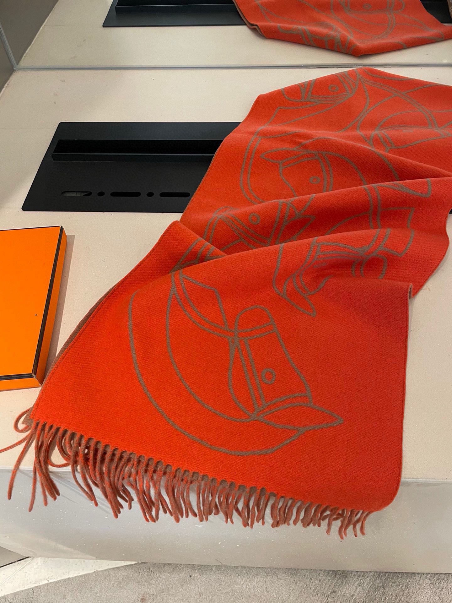 P爱马仕新款 这款围巾采用细腻的撞色提花编织，呈现杰夫·麦克菲里奇（Geoff McFetridge）设