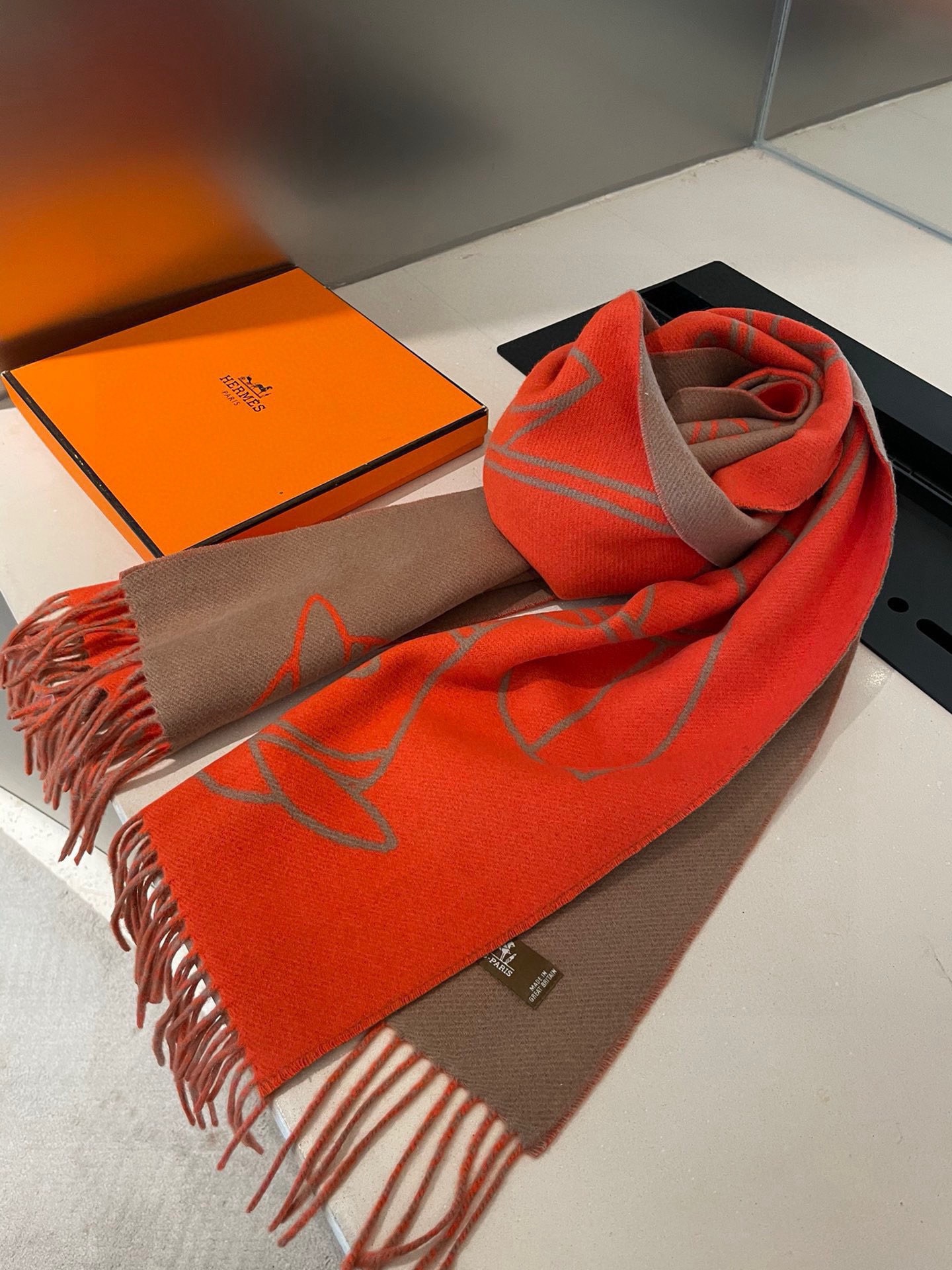 P爱马仕新款 这款围巾采用细腻的撞色提花编织，呈现杰夫·麦克菲里奇（Geoff McFetridge）设