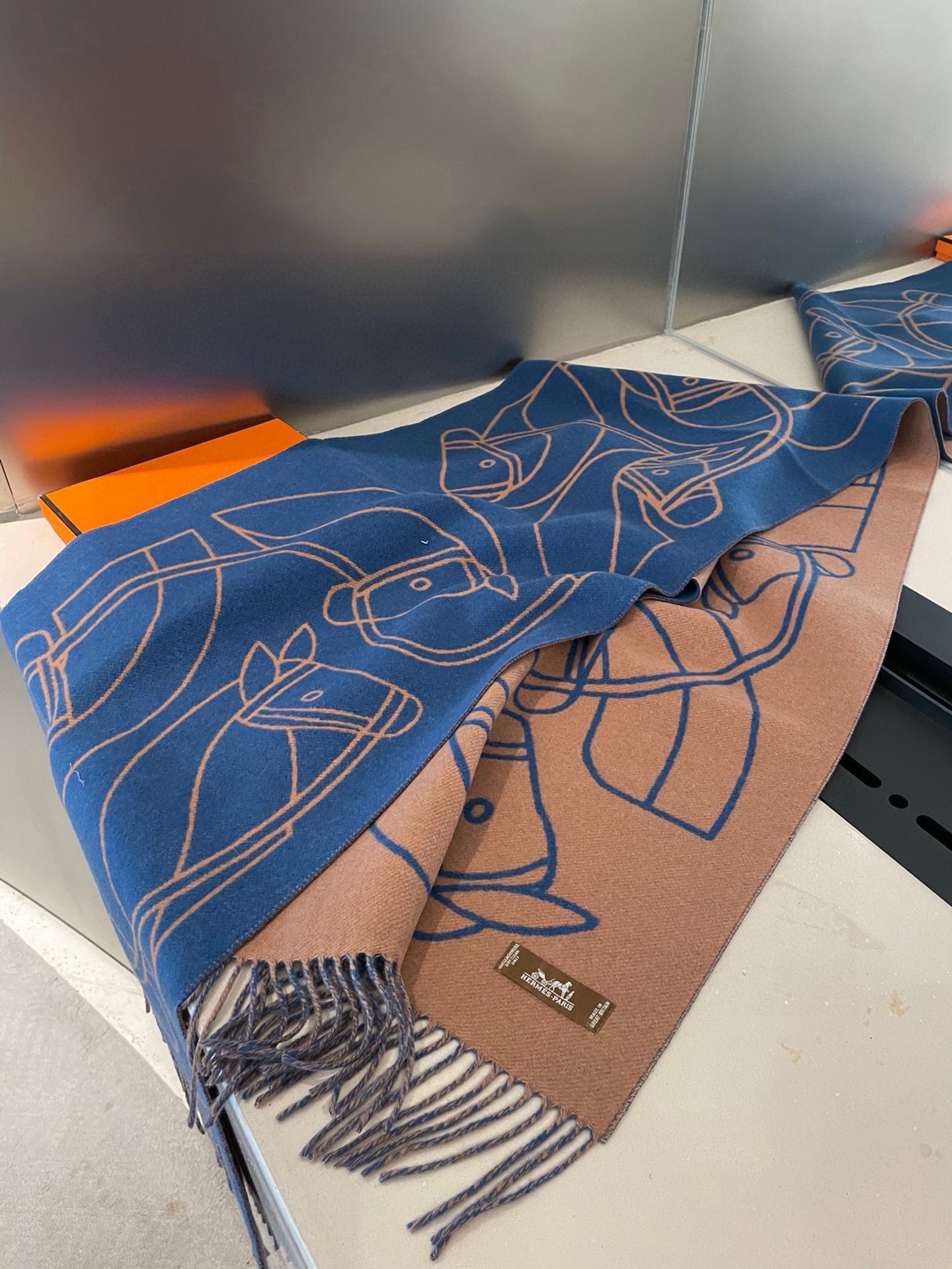 P爱马仕新款 这款围巾采用细腻的撞色提花编织，呈现杰夫·麦克菲里奇（Geoff McFetridge）设