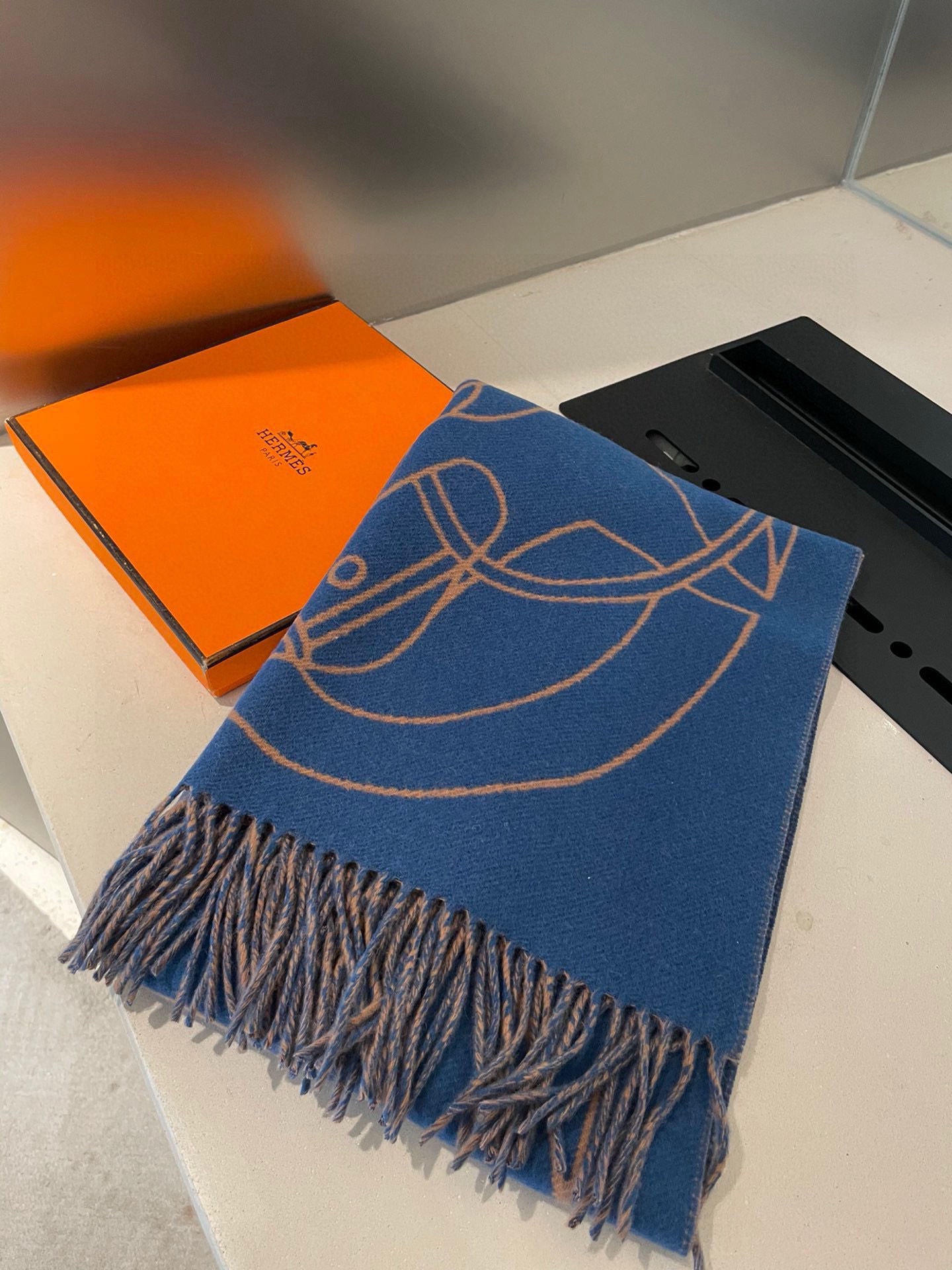 P爱马仕新款 这款围巾采用细腻的撞色提花编织，呈现杰夫·麦克菲里奇（Geoff McFetridge）设