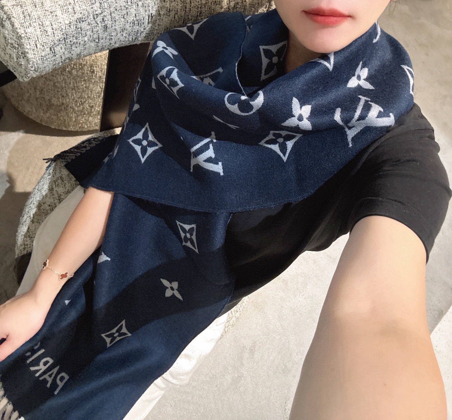 PLV路易威登男款官方图，黑灰拼色All About Monogram 围巾瞩目放大经典 Monogra