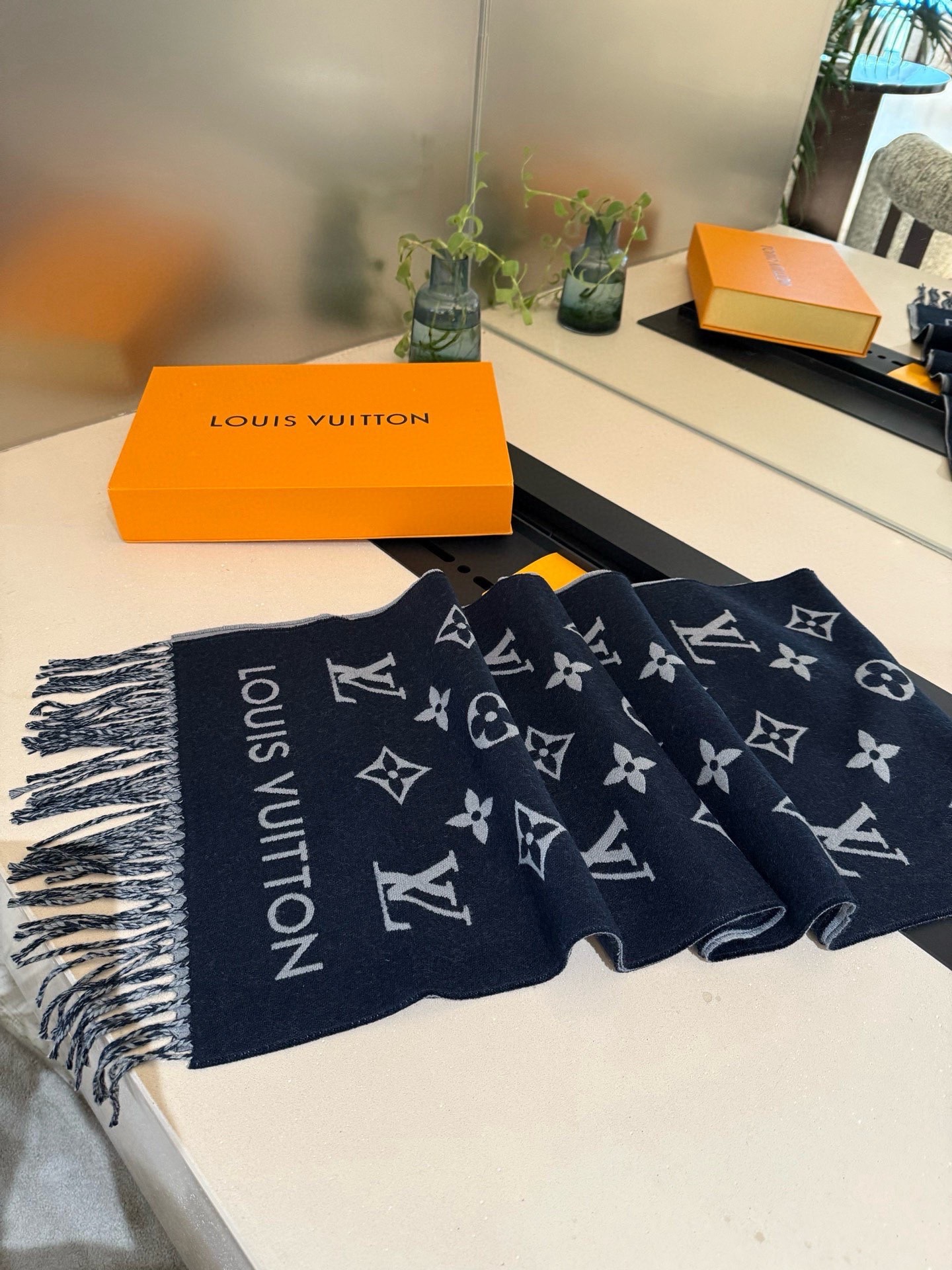 PLV路易威登男款官方图，黑灰拼色All About Monogram 围巾瞩目放大经典 Monogra