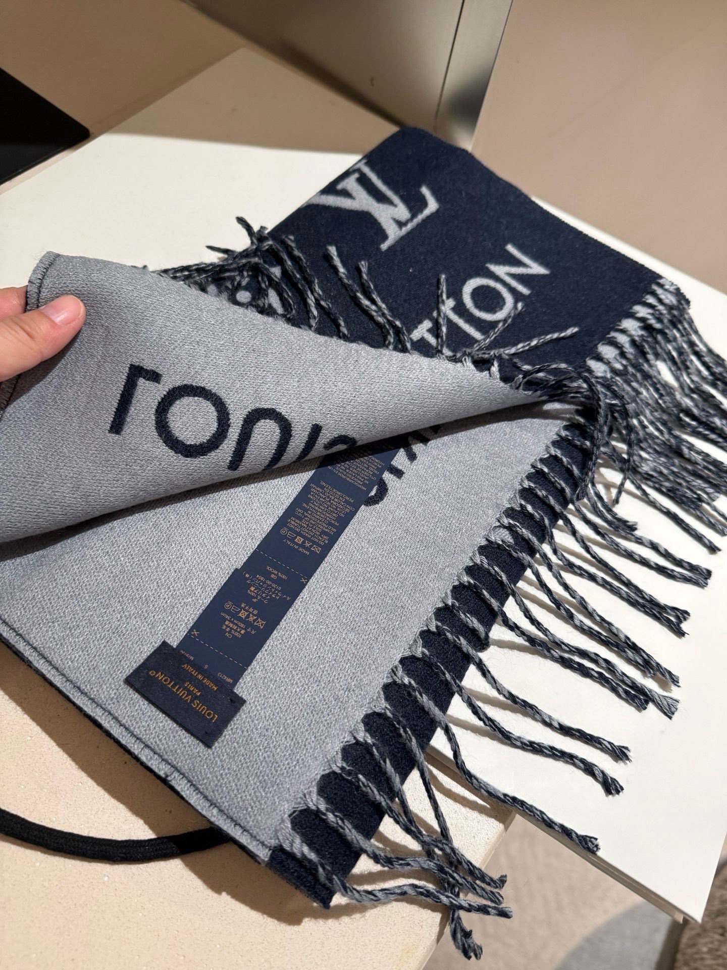 PLV路易威登男款官方图，黑灰拼色All About Monogram 围巾瞩目放大经典 Monogra