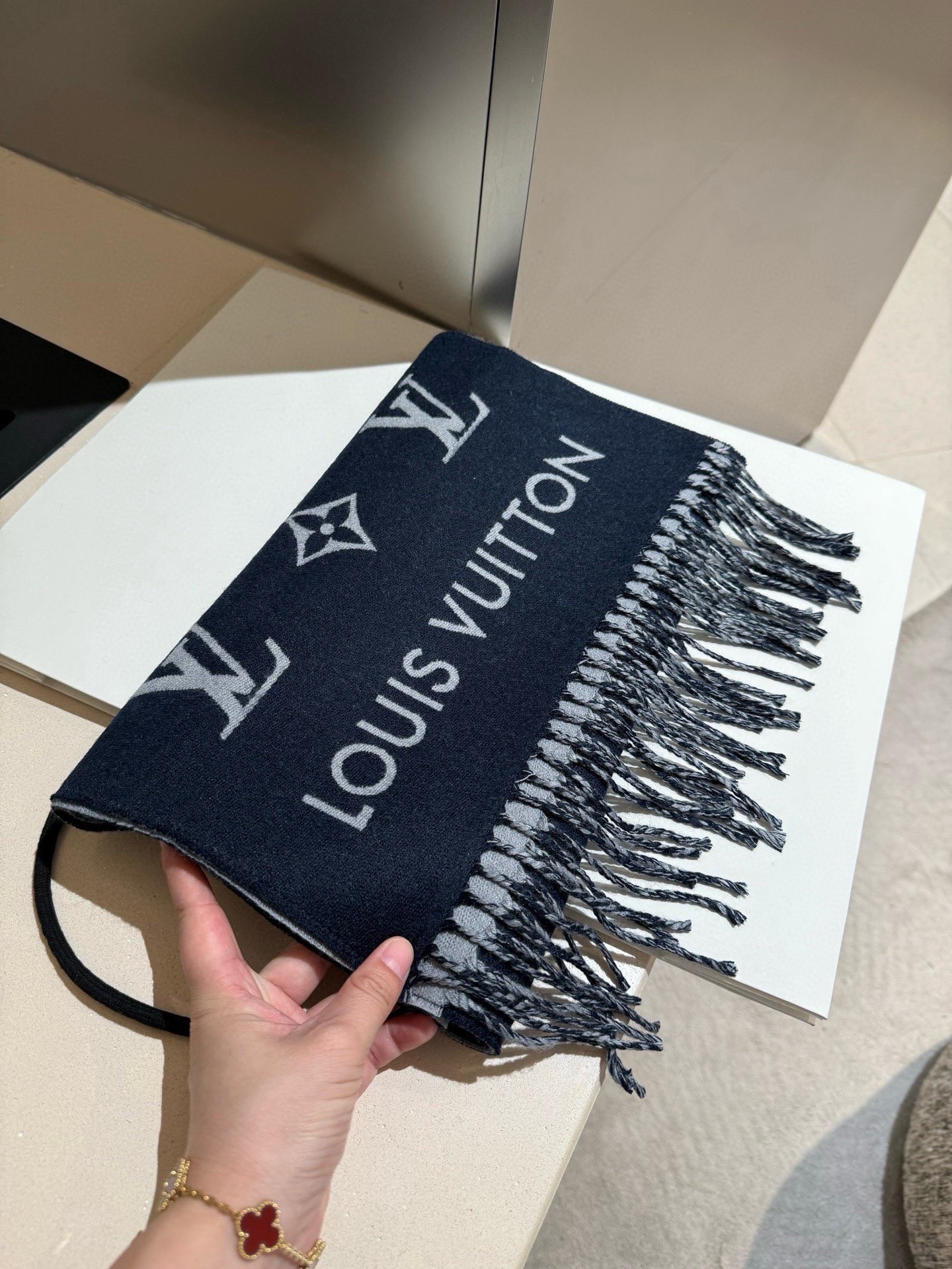 PLV路易威登男款官方图，黑灰拼色All About Monogram 围巾瞩目放大经典 Monogra