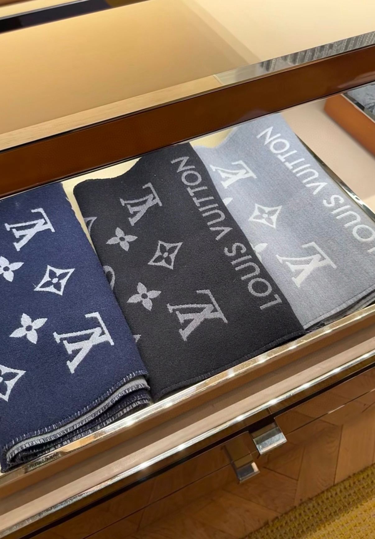 PLV路易威登男款官方图，黑灰拼色All About Monogram 围巾瞩目放大经典 Monogra