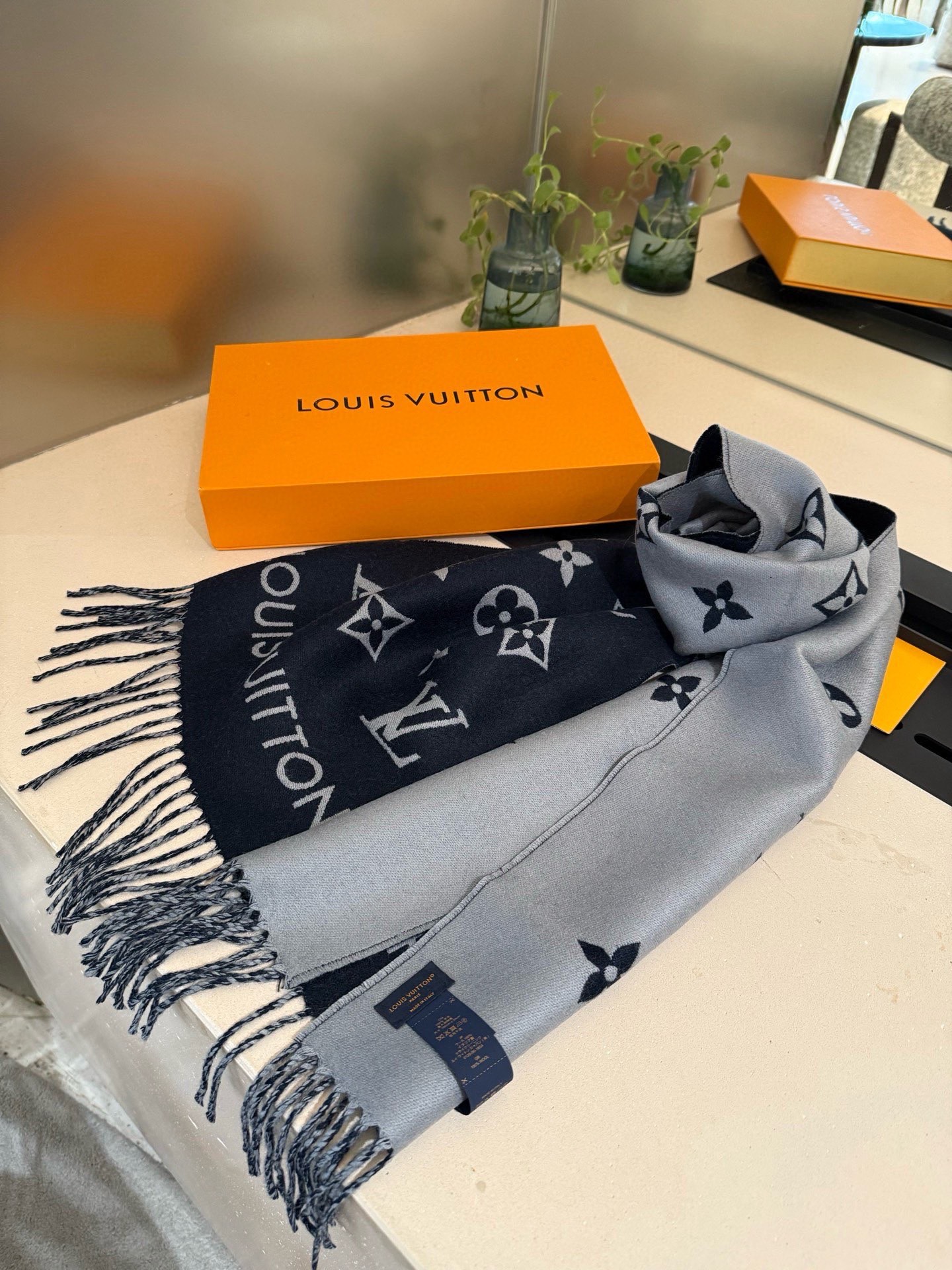 PLV路易威登男款官方图，黑灰拼色All About Monogram 围巾瞩目放大经典 Monogra