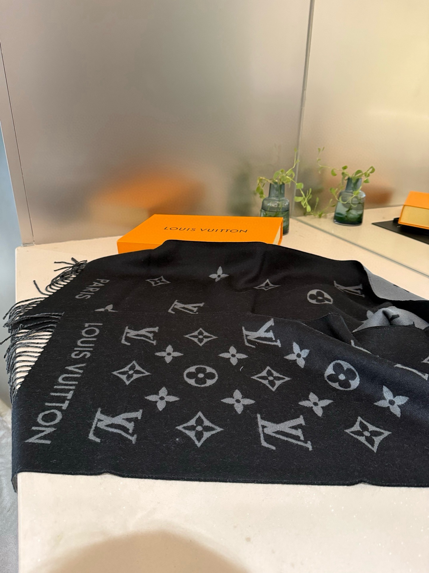 PLV路易威登男款官方图，黑灰拼色All About Monogram 围巾瞩目放大经典 Monogra