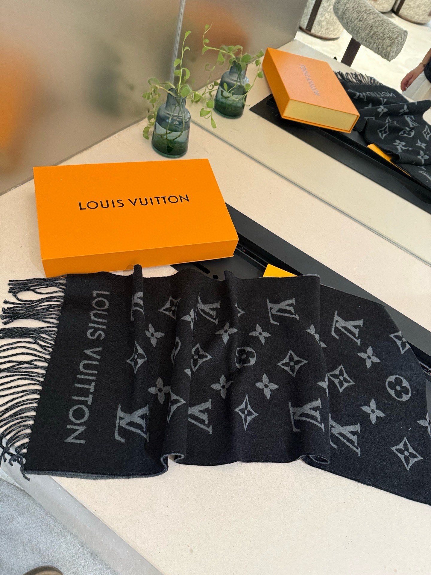 PLV路易威登男款官方图，黑灰拼色All About Monogram 围巾瞩目放大经典 Monogra