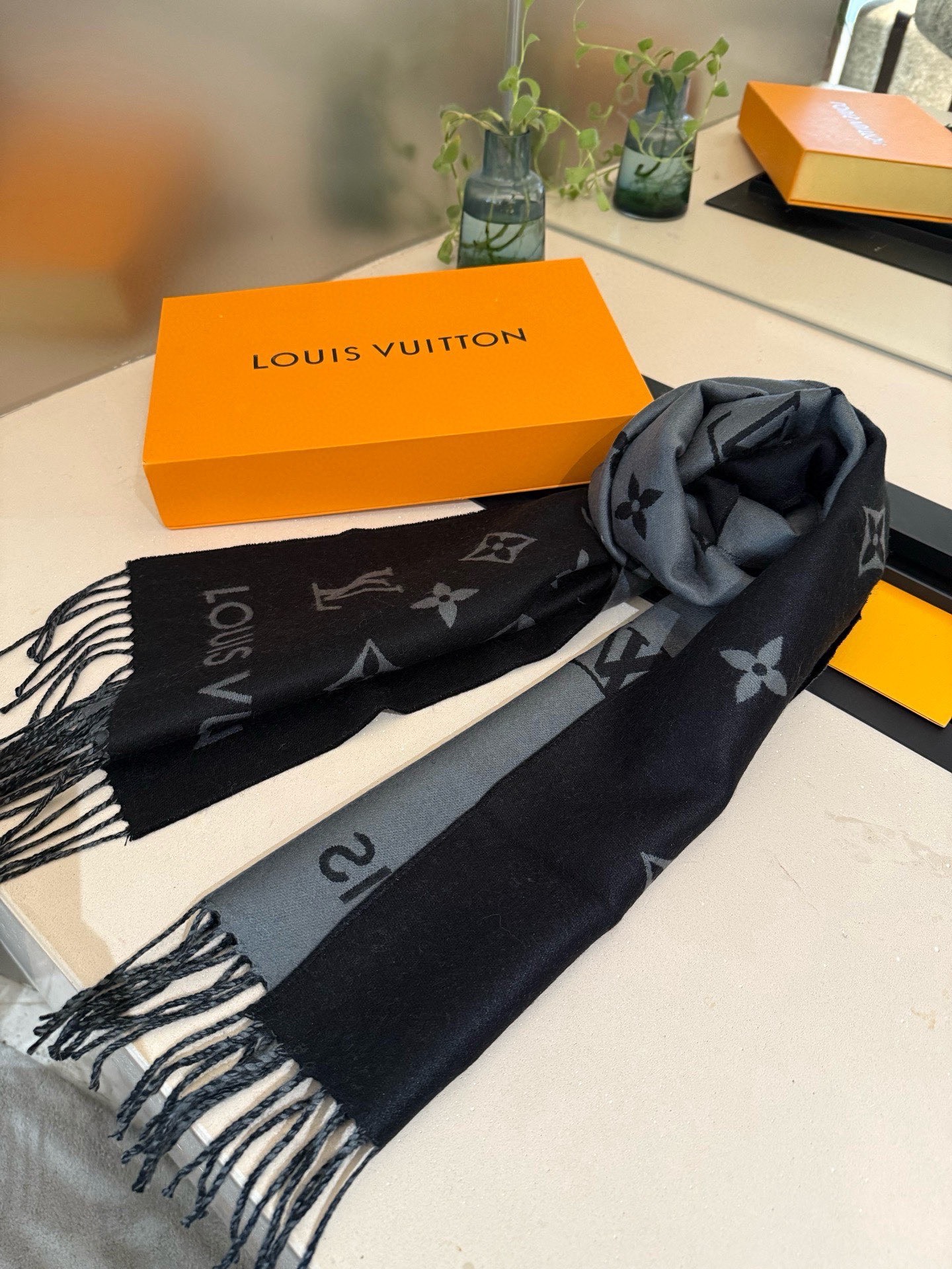 PLV路易威登男款官方图，黑灰拼色All About Monogram 围巾瞩目放大经典 Monogra