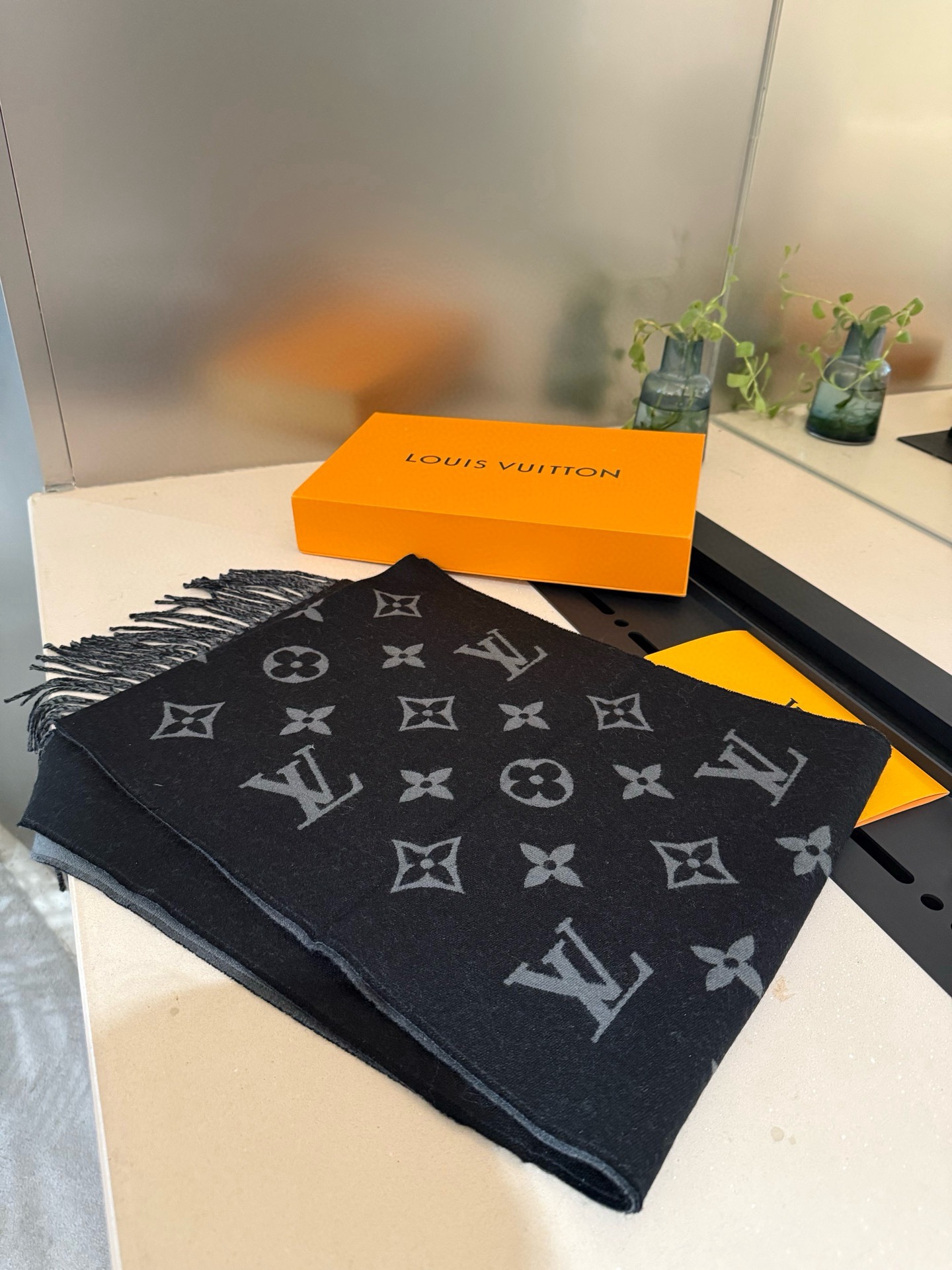 PLV路易威登男款官方图，黑灰拼色All About Monogram 围巾瞩目放大经典 Monogra