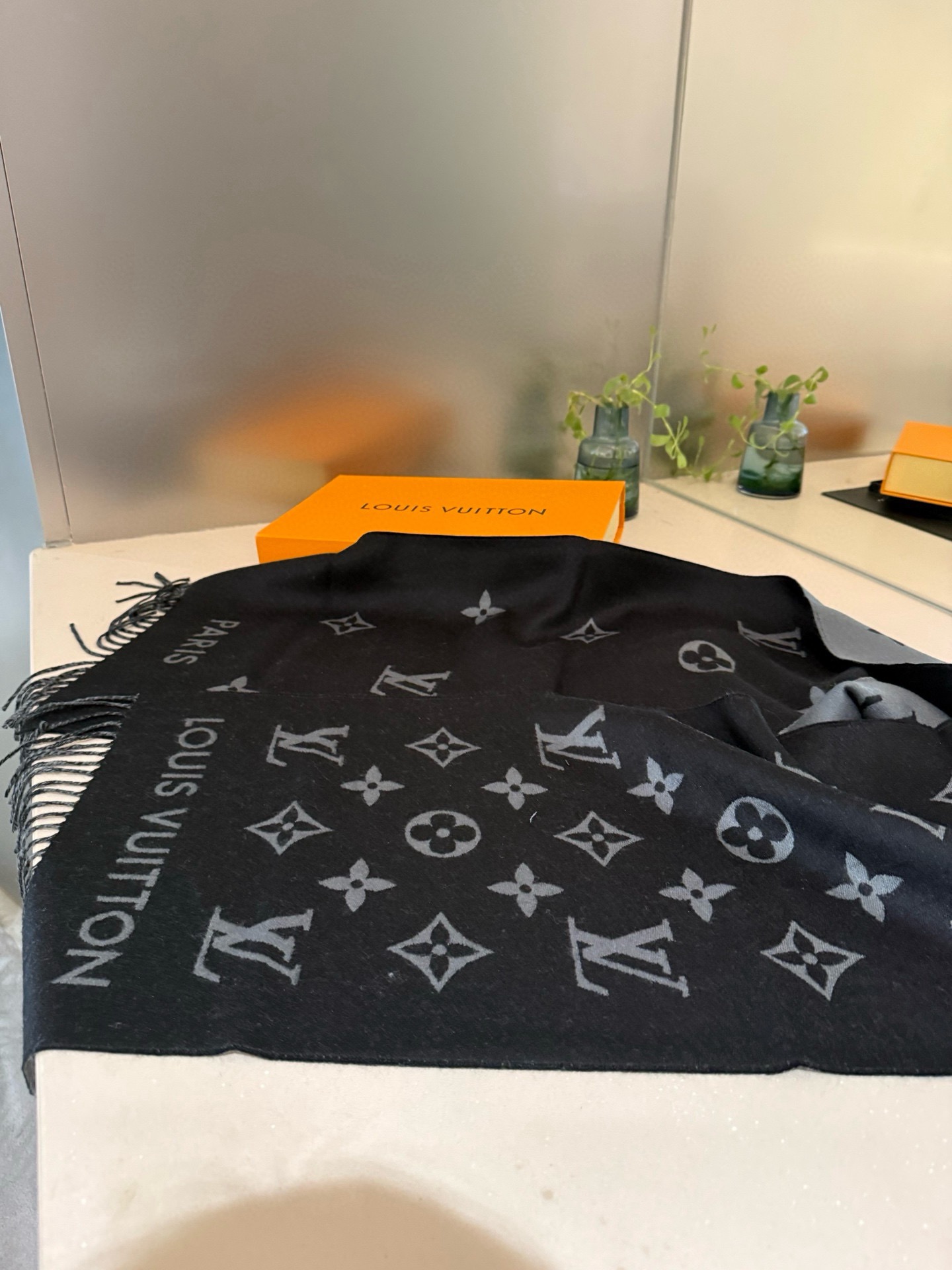 PLV路易威登男款官方图，黑灰拼色All About Monogram 围巾瞩目放大经典 Monogra