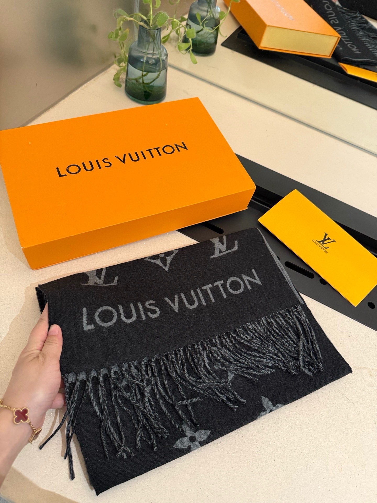 PLV路易威登男款官方图，黑灰拼色All About Monogram 围巾瞩目放大经典 Monogra