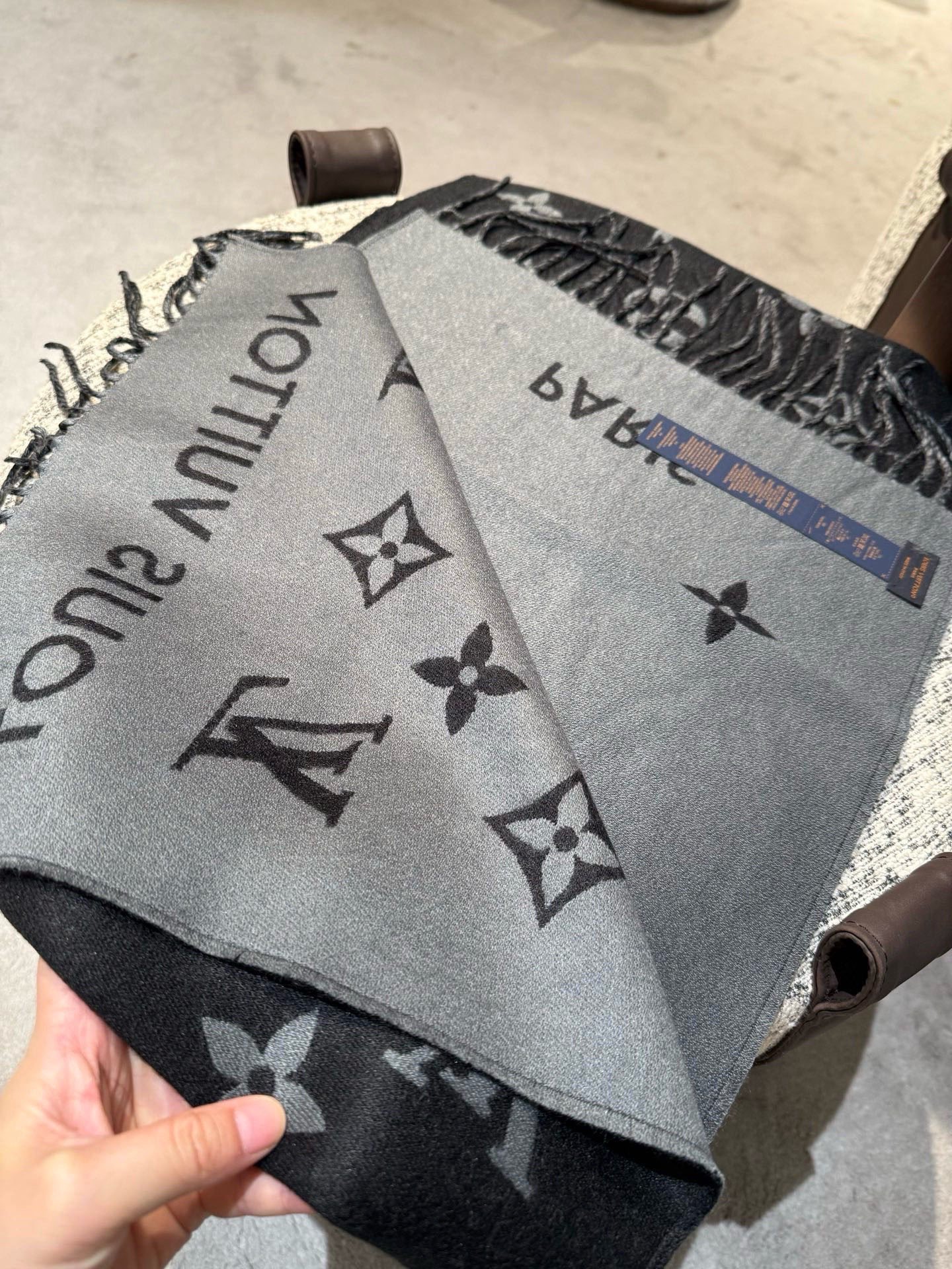 PLV路易威登男款官方图，黑灰拼色All About Monogram 围巾瞩目放大经典 Monogra