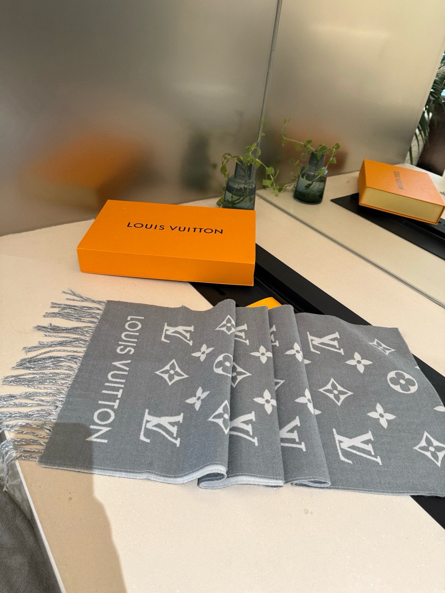 PLV路易威登男款官方图，黑灰拼色All About Monogram 围巾瞩目放大经典 Monogra