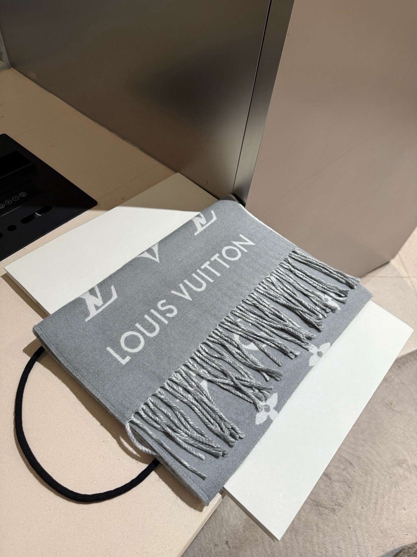 PLV路易威登男款官方图，黑灰拼色All About Monogram 围巾瞩目放大经典 Monogra