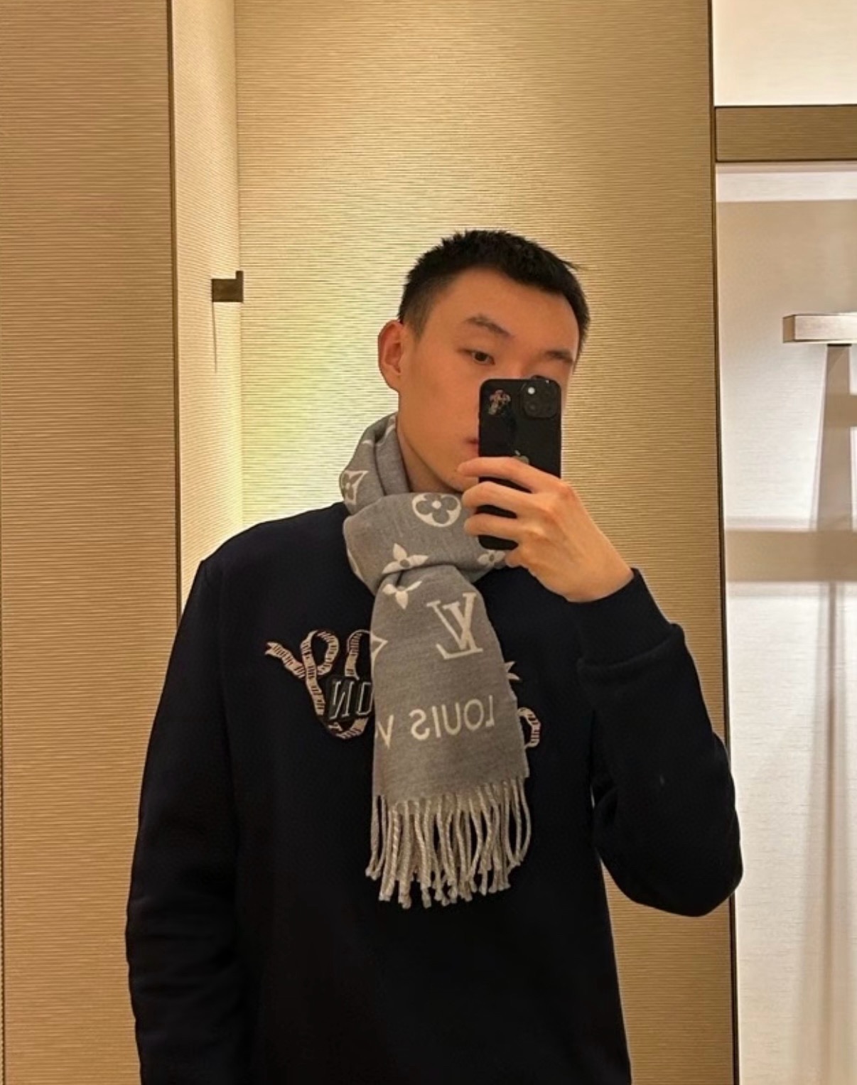 PLV路易威登男款官方图，黑灰拼色All About Monogram 围巾瞩目放大经典 Monogra