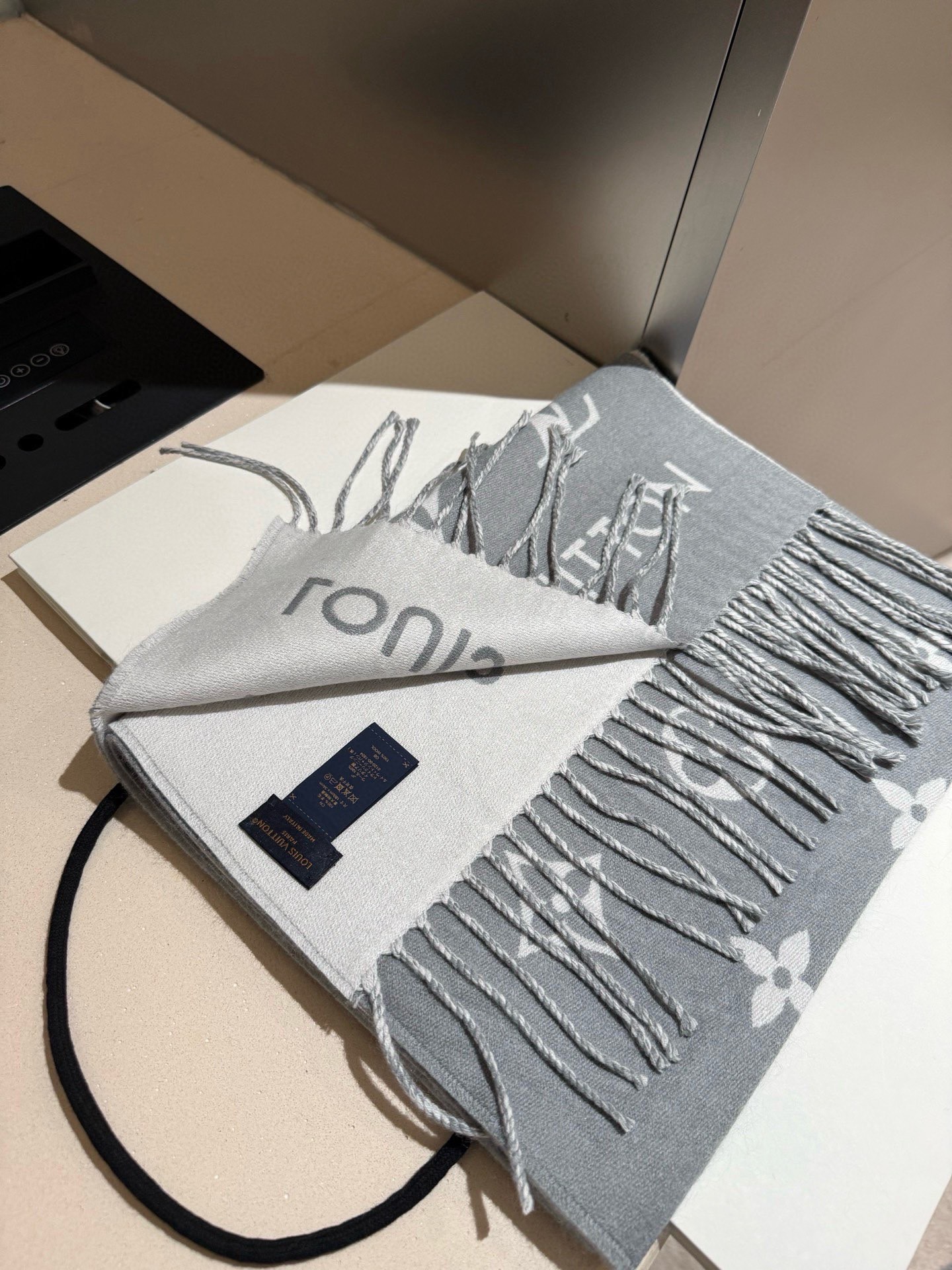 PLV路易威登男款官方图，黑灰拼色All About Monogram 围巾瞩目放大经典 Monogra