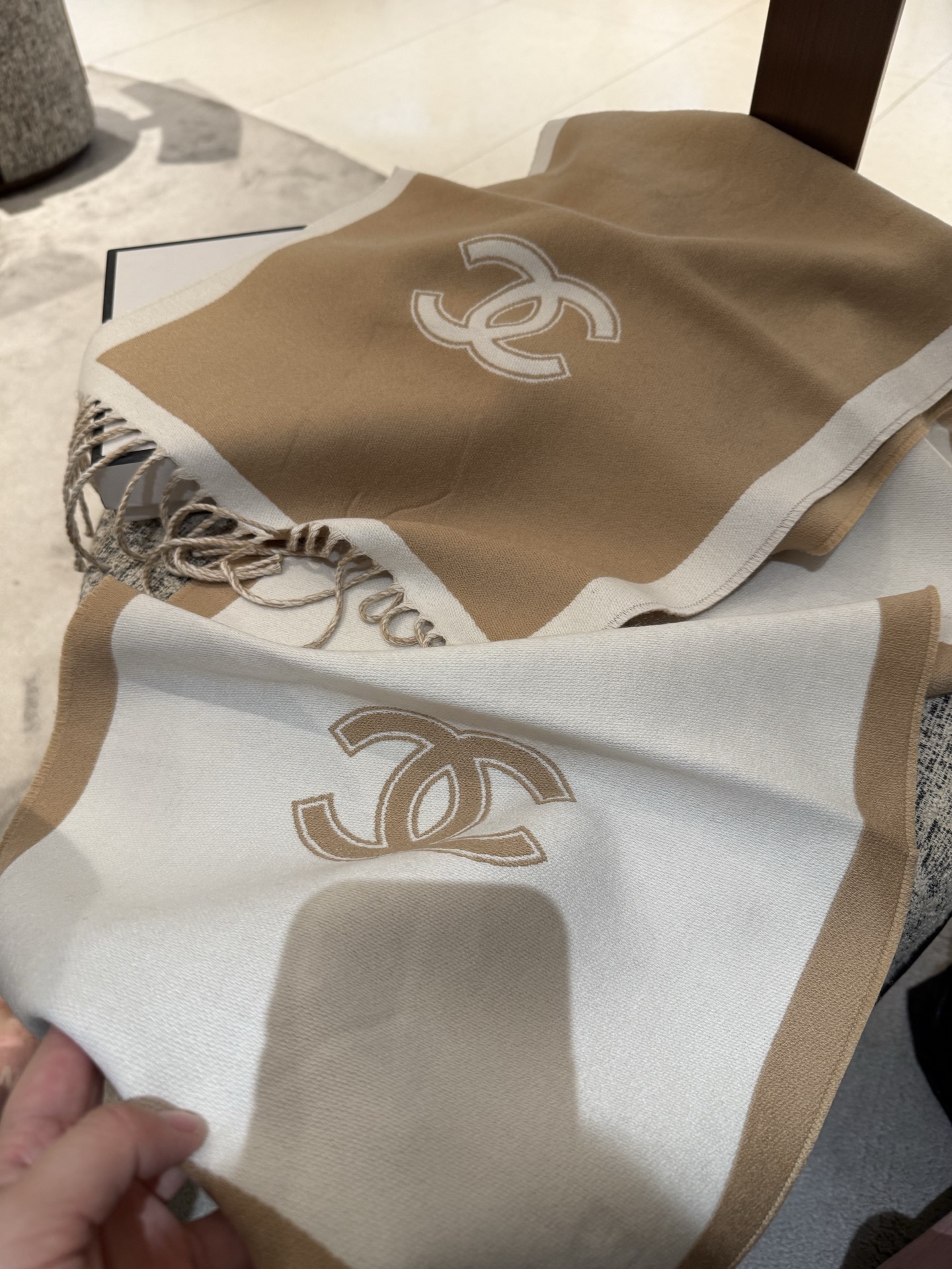 Pchanel（香奈儿）上新CHANEL新《双面拼色提花》目测是大爆款！双面异色提花 两面完全相反的颜色