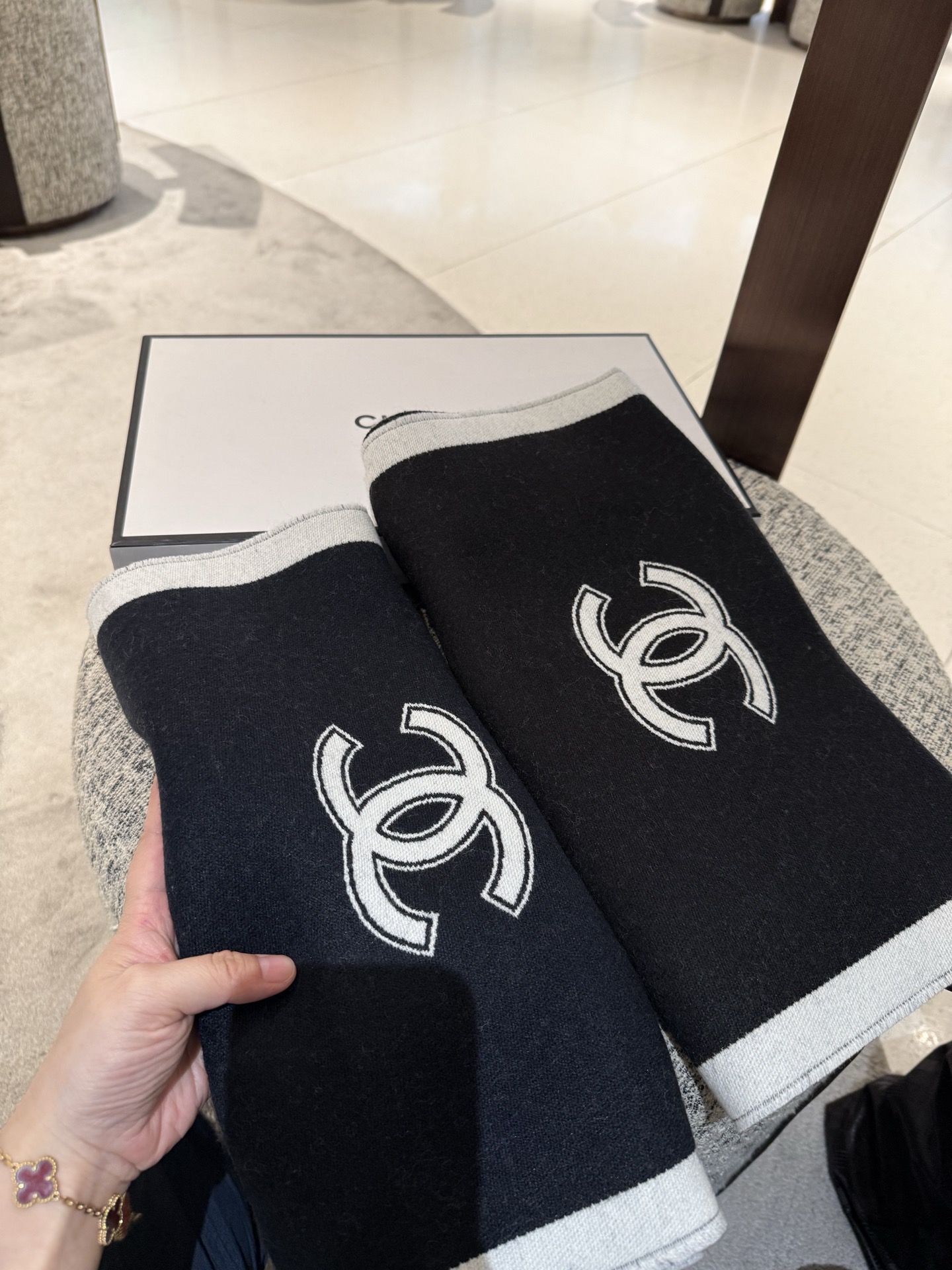 Pchanel（香奈儿）上新CHANEL新《双面拼色提花》目测是大爆款！双面异色提花 两面完全相反的颜色