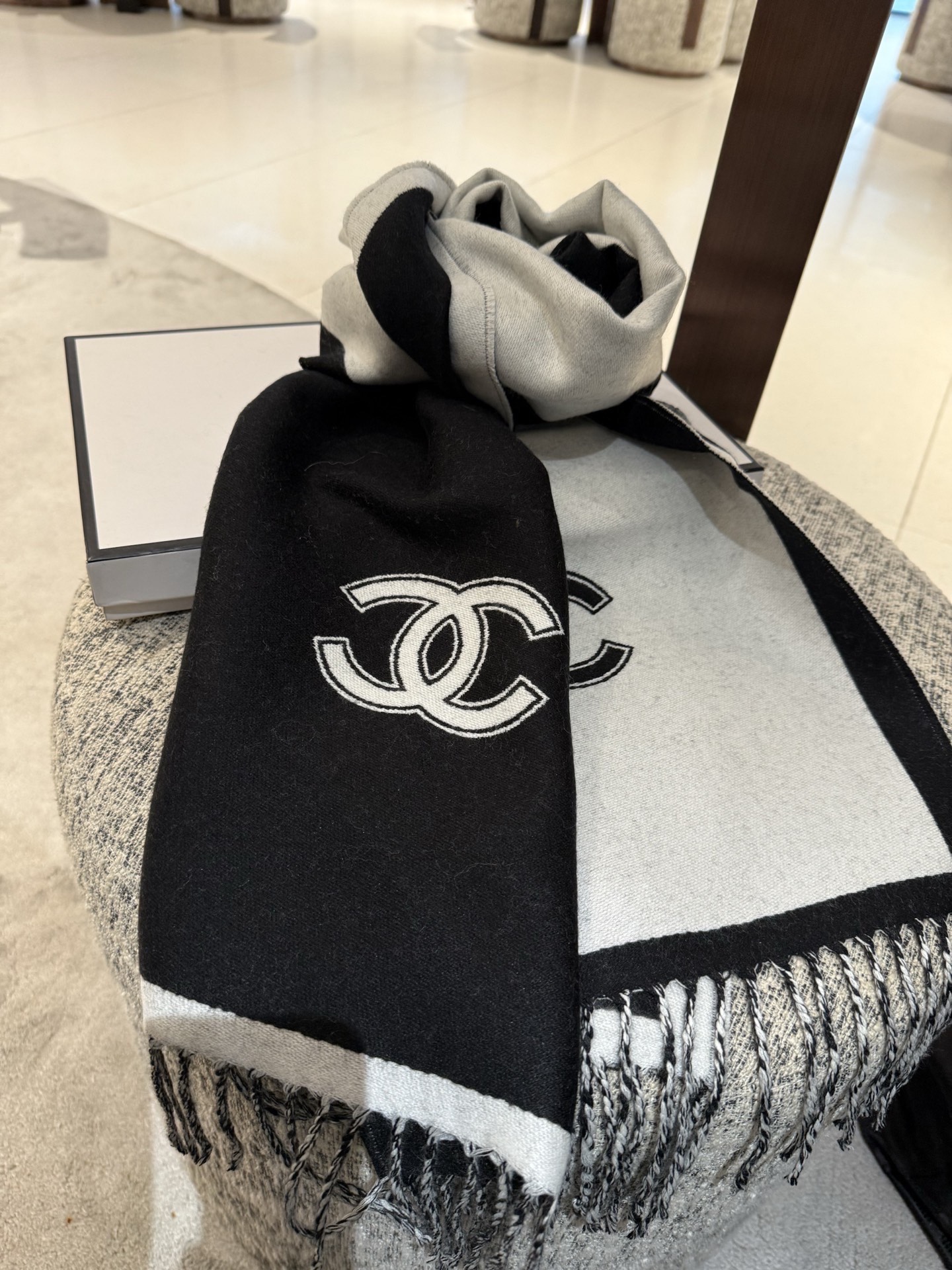 Pchanel（香奈儿）上新CHANEL新《双面拼色提花》目测是大爆款！双面异色提花 两面完全相反的颜色