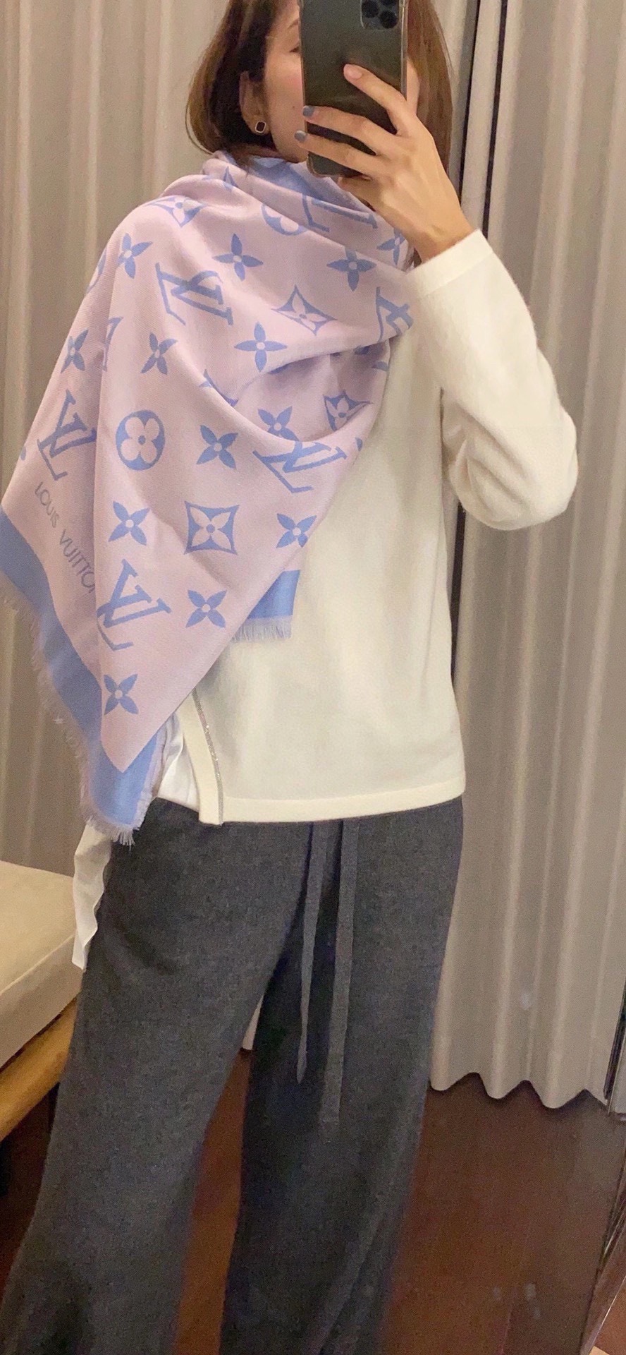 PLV 提花围巾真心赞‼原版1:1定制👑Miss LV 长围巾取材细密轻盈的丝毛混纺，醒目呈现 Mono