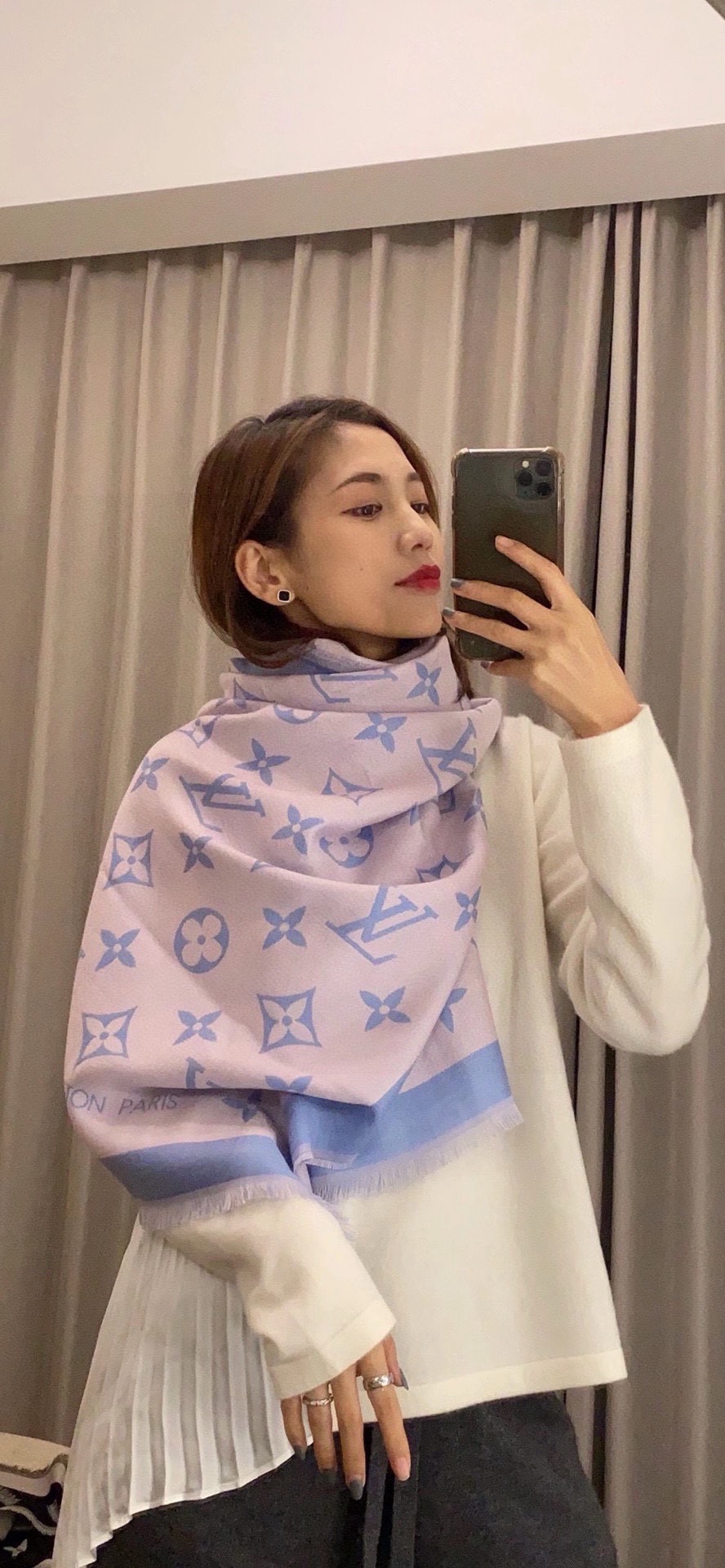 PLV 提花围巾真心赞‼原版1:1定制👑Miss LV 长围巾取材细密轻盈的丝毛混纺，醒目呈现 Mono