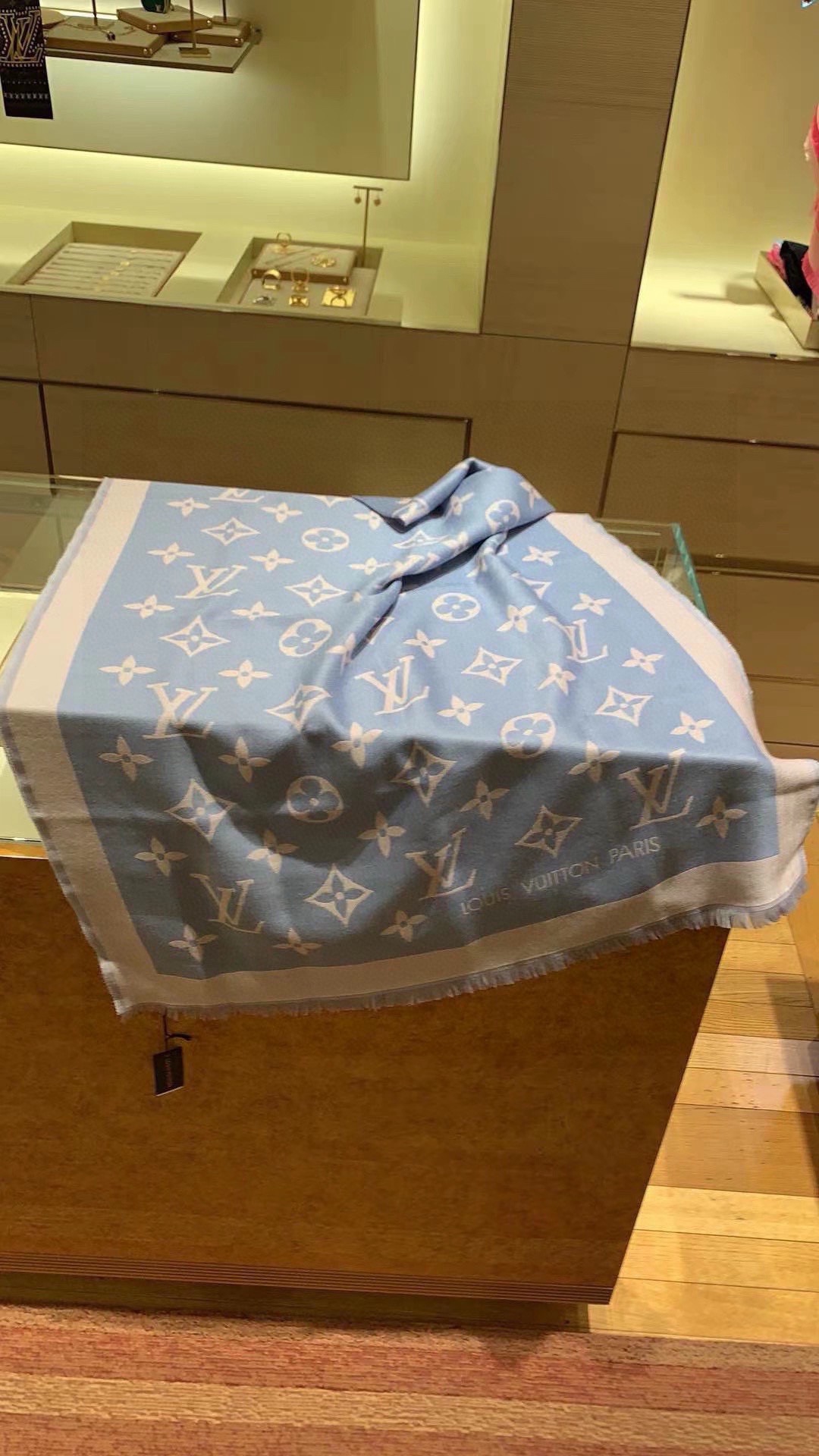 PLV 提花围巾真心赞‼原版1:1定制👑Miss LV 长围巾取材细密轻盈的丝毛混纺，醒目呈现 Mono