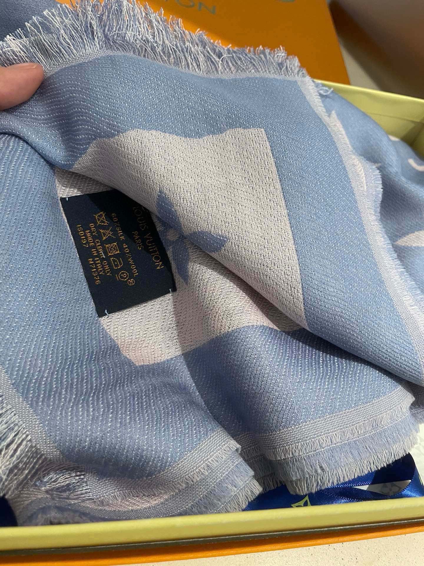 PLV 提花围巾真心赞‼原版1:1定制👑Miss LV 长围巾取材细密轻盈的丝毛混纺，醒目呈现 Mono