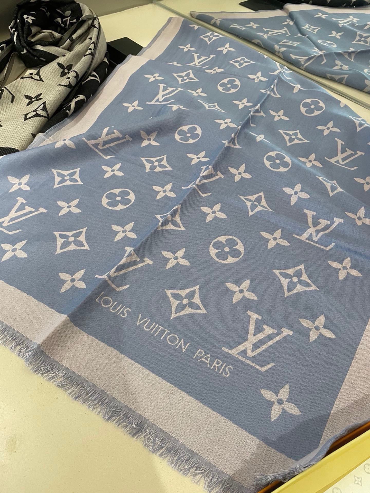 PLV 提花围巾真心赞‼原版1:1定制👑Miss LV 长围巾取材细密轻盈的丝毛混纺，醒目呈现 Mono