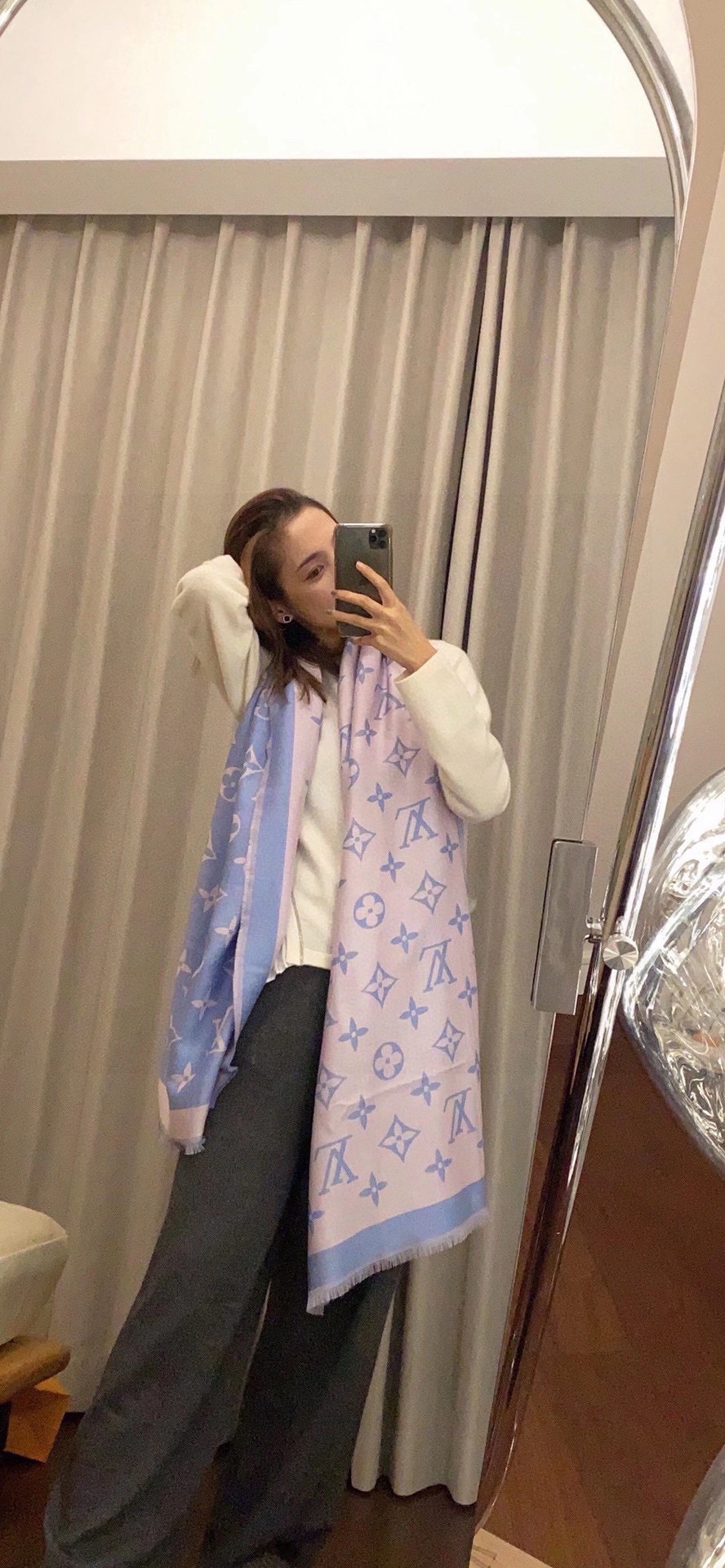 PLV 提花围巾真心赞‼原版1:1定制👑Miss LV 长围巾取材细密轻盈的丝毛混纺，醒目呈现 Mono