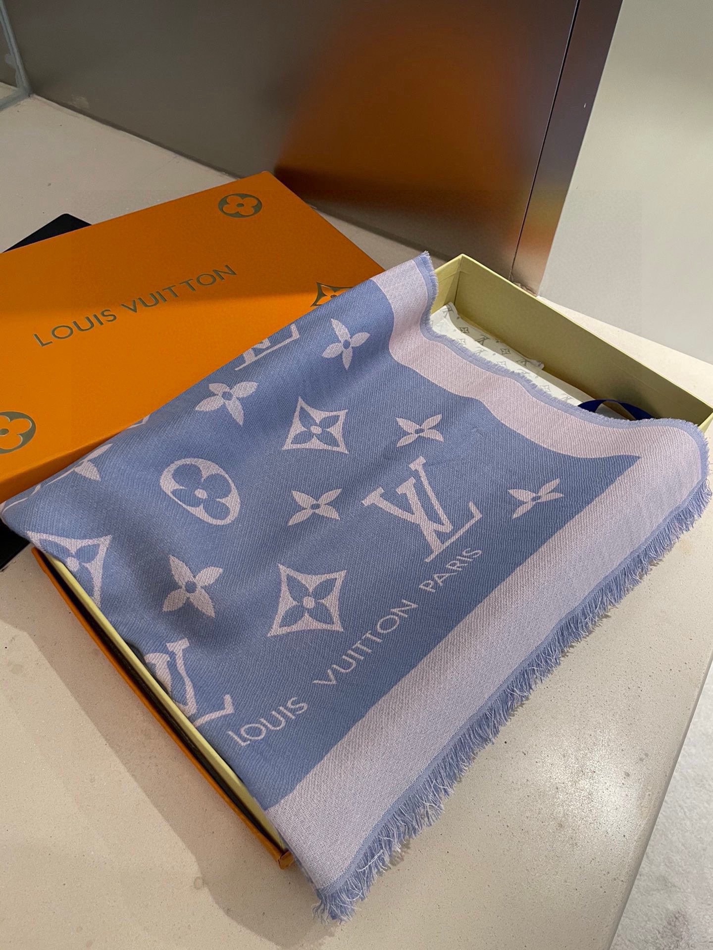 PLV 提花围巾真心赞‼原版1:1定制👑Miss LV 长围巾取材细密轻盈的丝毛混纺，醒目呈现 Mono