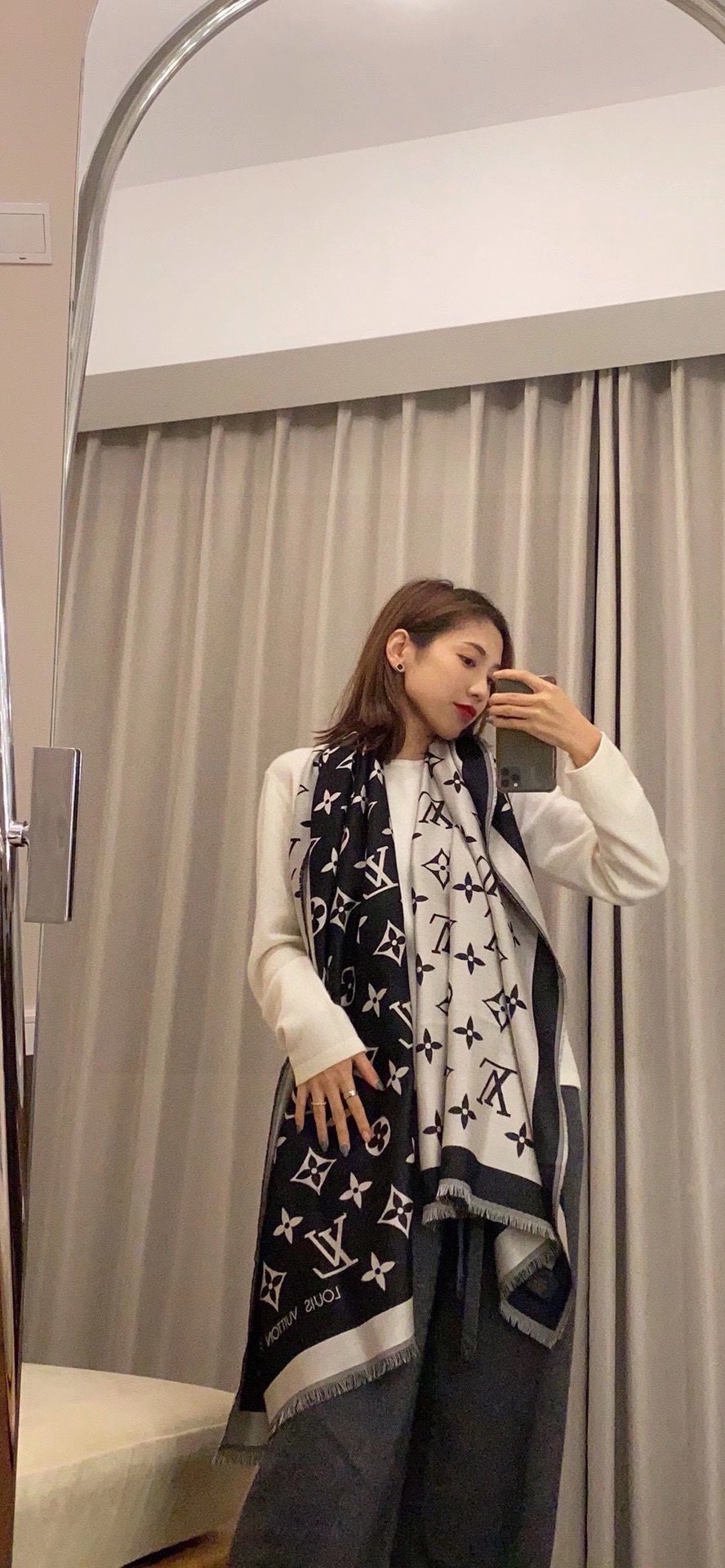 PLV 提花围巾真心赞‼原版1:1定制👑Miss LV 长围巾取材细密轻盈的丝毛混纺，醒目呈现 Mono