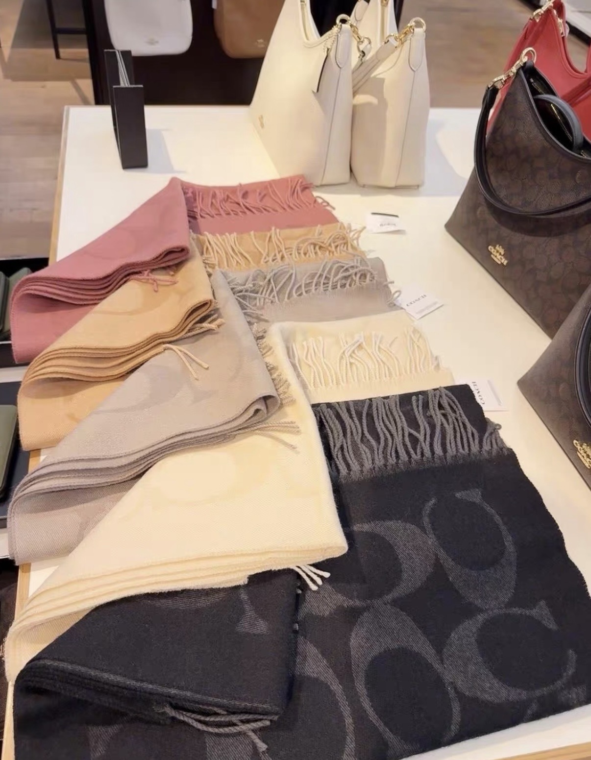 P蔻驰 2025年新款到！Coach爆款！6色披肩也太好看了吧！不仅有颜值还有品质，手感超级软糯和舒服，