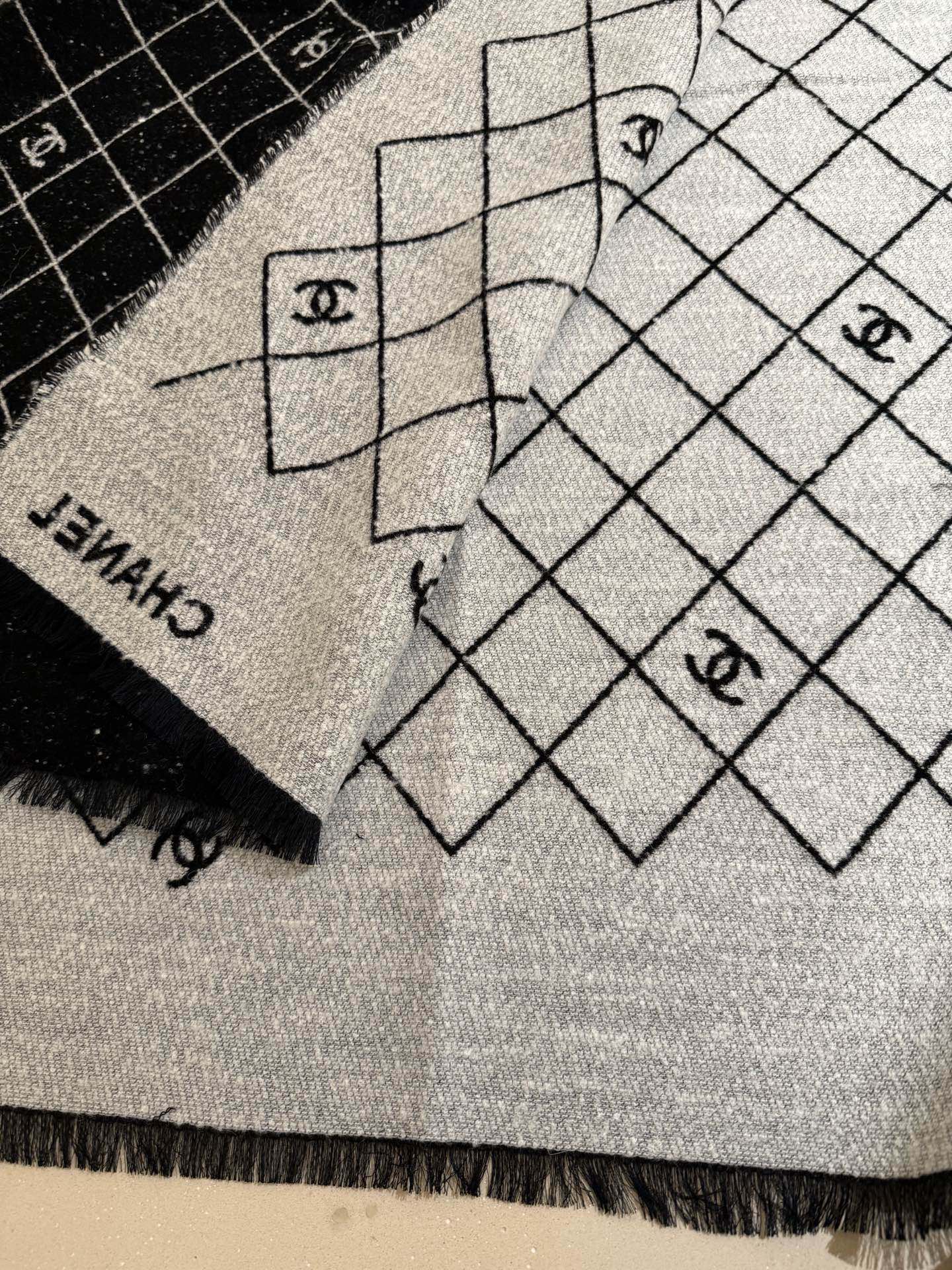 P高版本CHANEL 25A 爆款披肩！超美🫐全网都在抢！融合了经典菱格图案与双C Logo字母元素，采