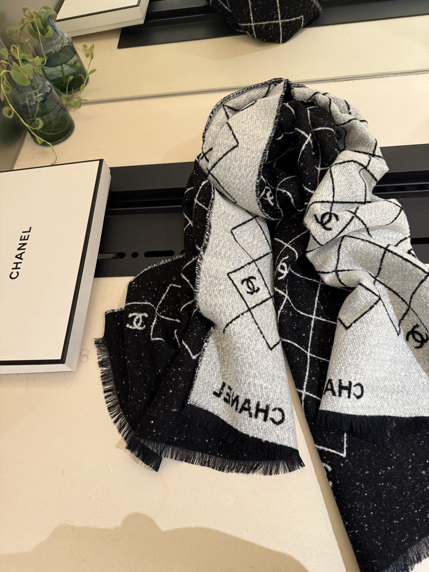 P高版本CHANEL 25A 爆款披肩！超美🫐全网都在抢！融合了经典菱格图案与双C Logo字母元素，采
