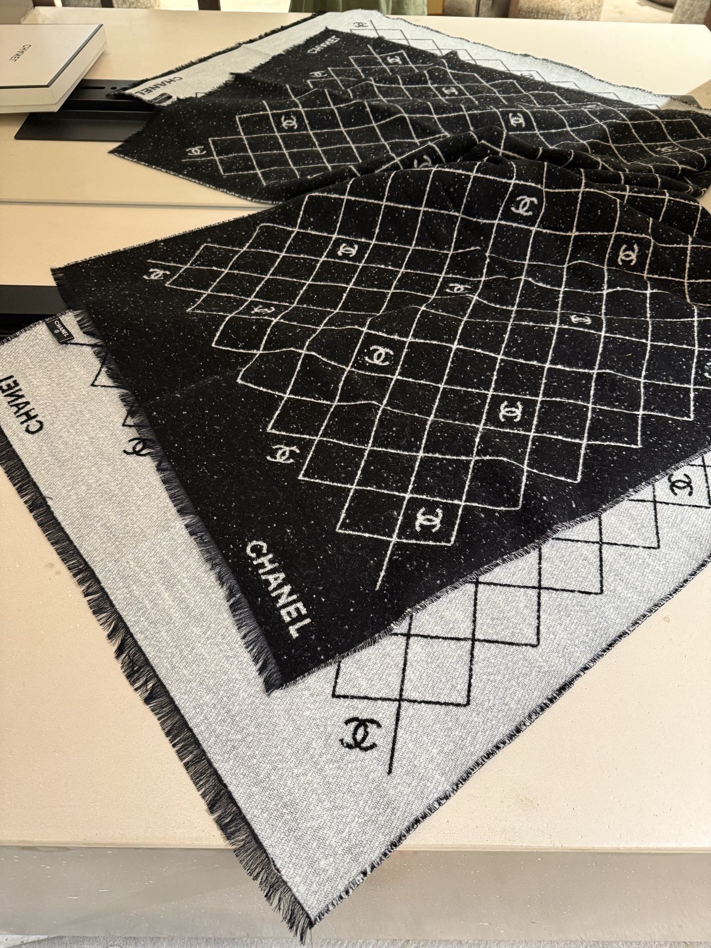 P高版本CHANEL 25A 爆款披肩！超美🫐全网都在抢！融合了经典菱格图案与双C Logo字母元素，采