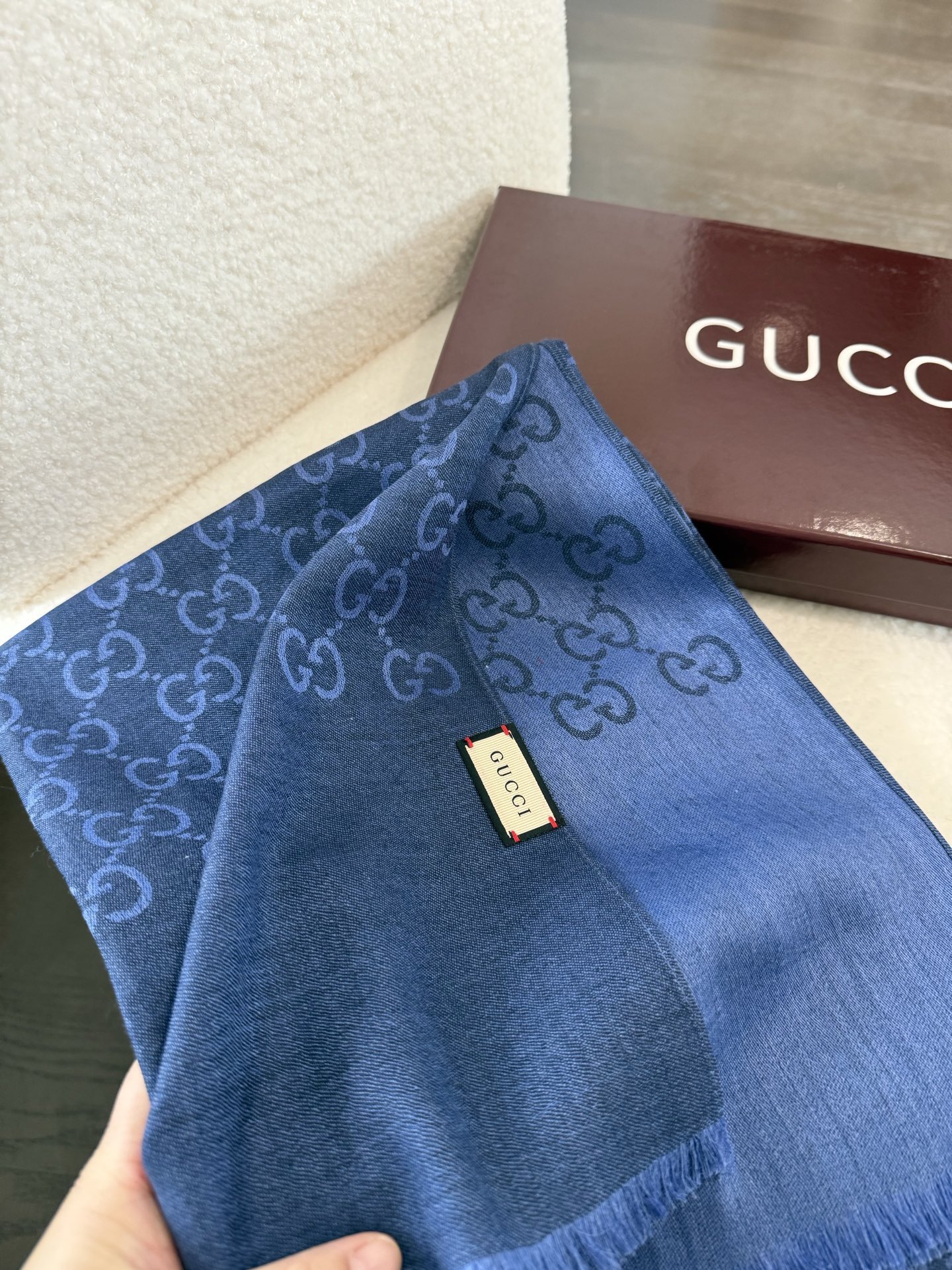 P重磅‼️Gucci经典披肩款,大尺寸G专柜的常青树款。品质极好的,❗️经典双G提花图案风靡了全世界❗️女人的衣柜里面绝 P重磅‼️Gucci经典披肩款,大尺寸G专柜的常青树款。品质极好的,❗️经典双G提花图案风靡了全世界❗️女人的衣柜里面绝