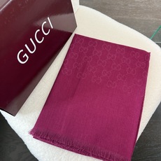 P重磅‼️Gucci经典披肩款,大尺寸G专柜的常青树款。品质极好的,❗️经典双G提花图案风靡了全世界❗️女人的衣柜里面绝 P重磅‼️Gucci经典披肩款,大尺寸G专柜的常青树款。品质极好的,❗️经典双G提花图案风靡了全世界❗️女人的衣柜里面绝